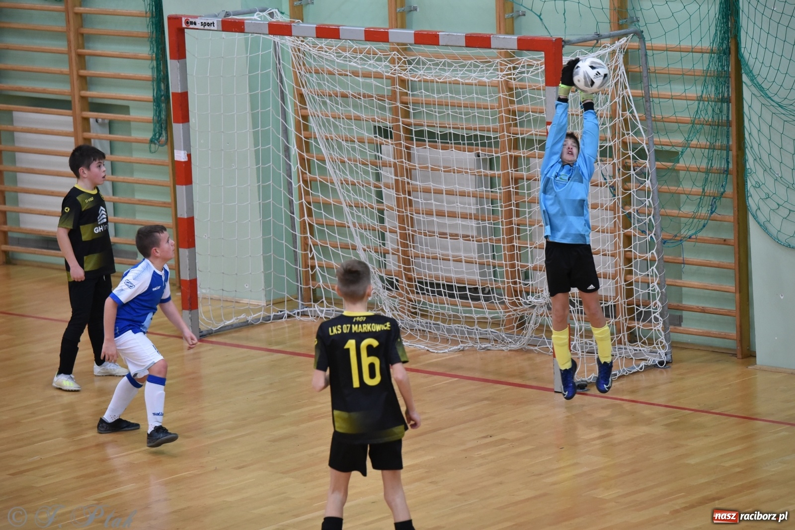 Zdjęcie w galerii na portalu naszraciborz.pl: Halowy turniej o puchar prezesa LKS 07 Markowice [FOTO] wiadomości z regionu