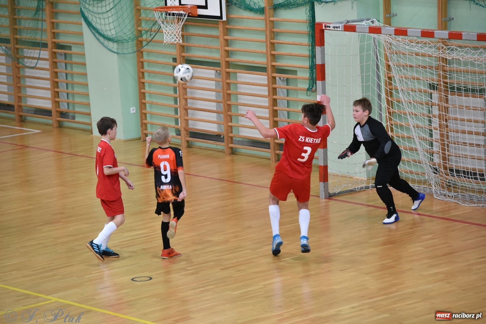 Zdjęcie w galerii na portalu naszraciborz.pl: Halowy turniej o puchar prezesa LKS 07 Markowice [FOTO] wiadomości z regionu