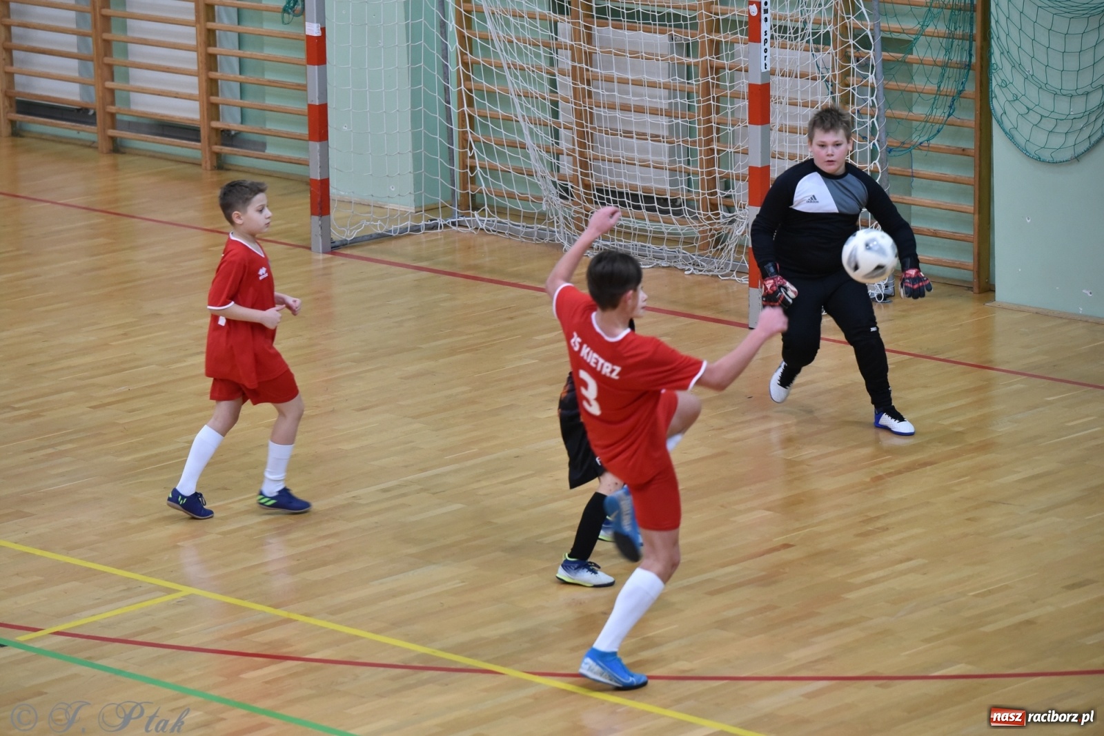 Zdjęcie w galerii na portalu naszraciborz.pl: Halowy turniej o puchar prezesa LKS 07 Markowice [FOTO] wiadomości z regionu