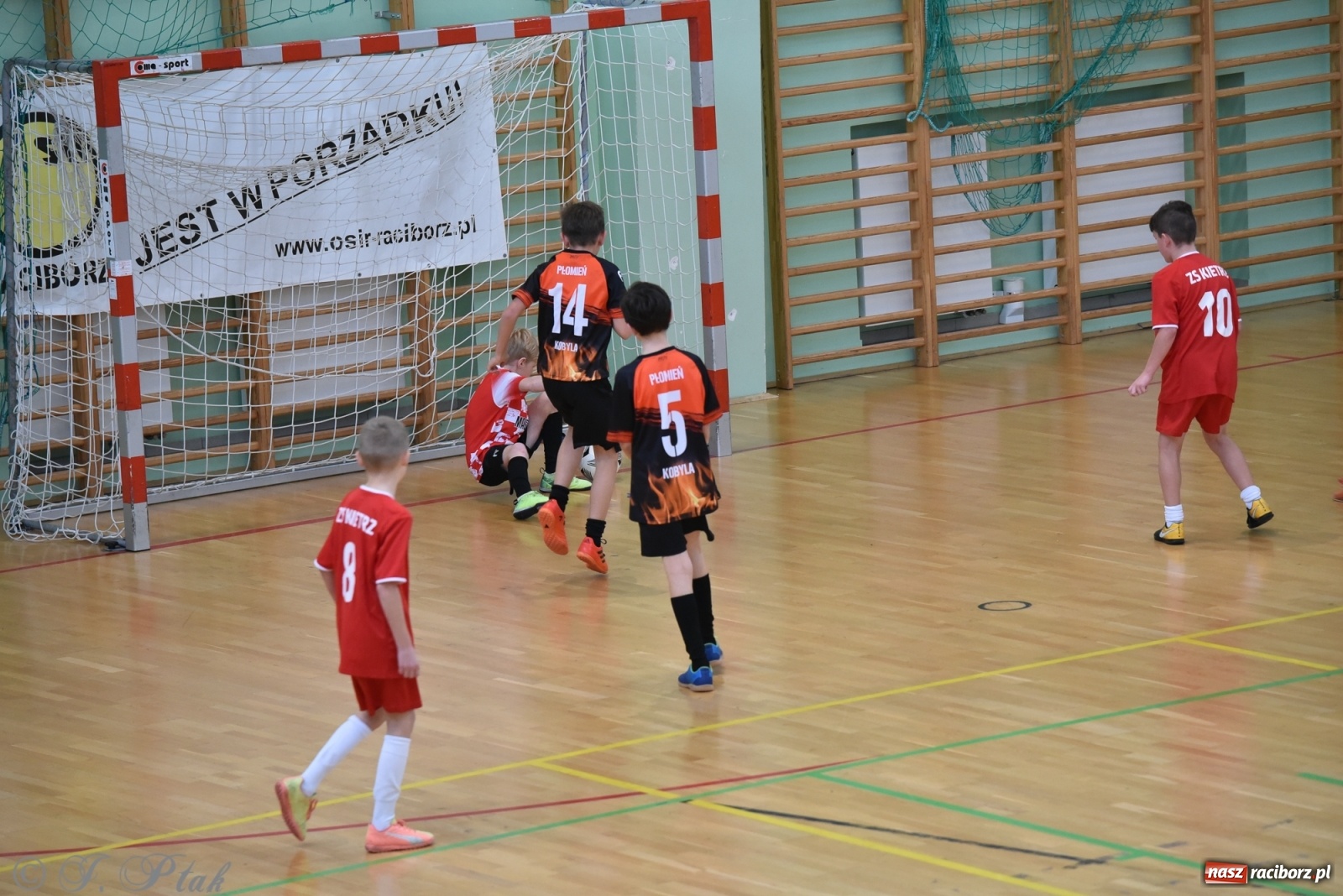 Zdjęcie w galerii na portalu naszraciborz.pl: Halowy turniej o puchar prezesa LKS 07 Markowice [FOTO] wiadomości z regionu