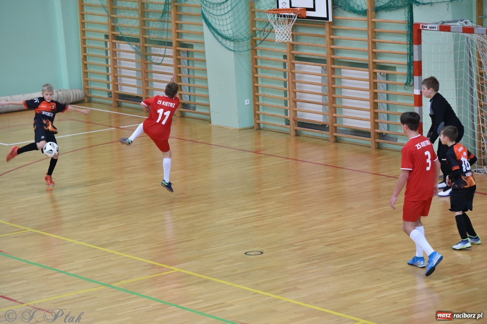 Zdjęcie w galerii na portalu naszraciborz.pl: Halowy turniej o puchar prezesa LKS 07 Markowice [FOTO] wiadomości z regionu