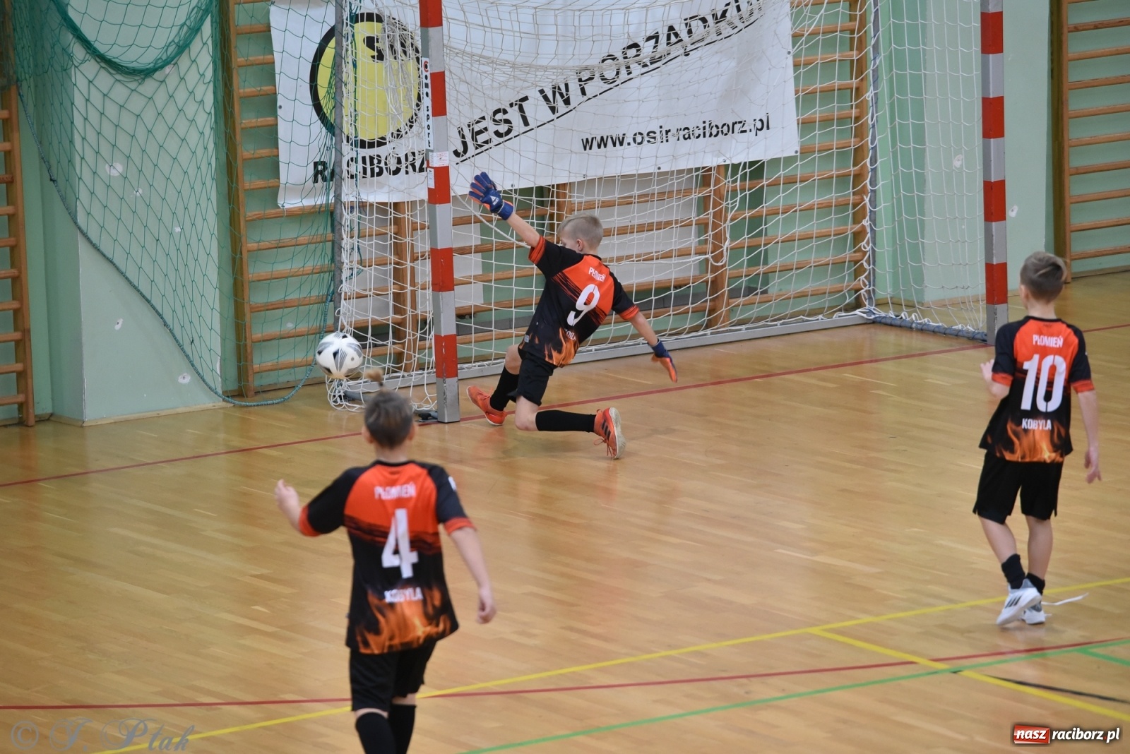 Zdjęcie w galerii na portalu naszraciborz.pl: Halowy turniej o puchar prezesa LKS 07 Markowice [FOTO] wiadomości z regionu