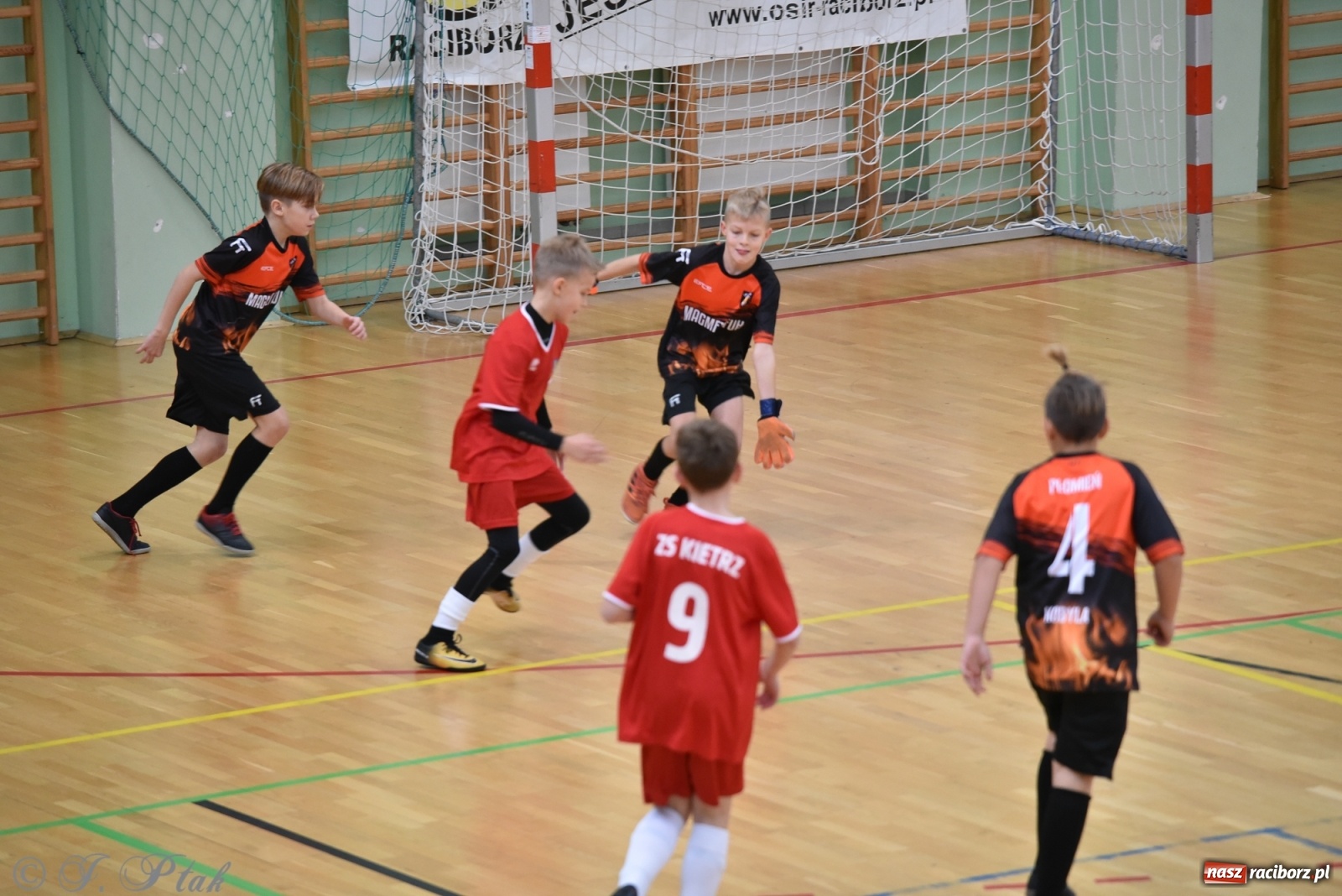 Zdjęcie w galerii na portalu naszraciborz.pl: Halowy turniej o puchar prezesa LKS 07 Markowice [FOTO] wiadomości z regionu