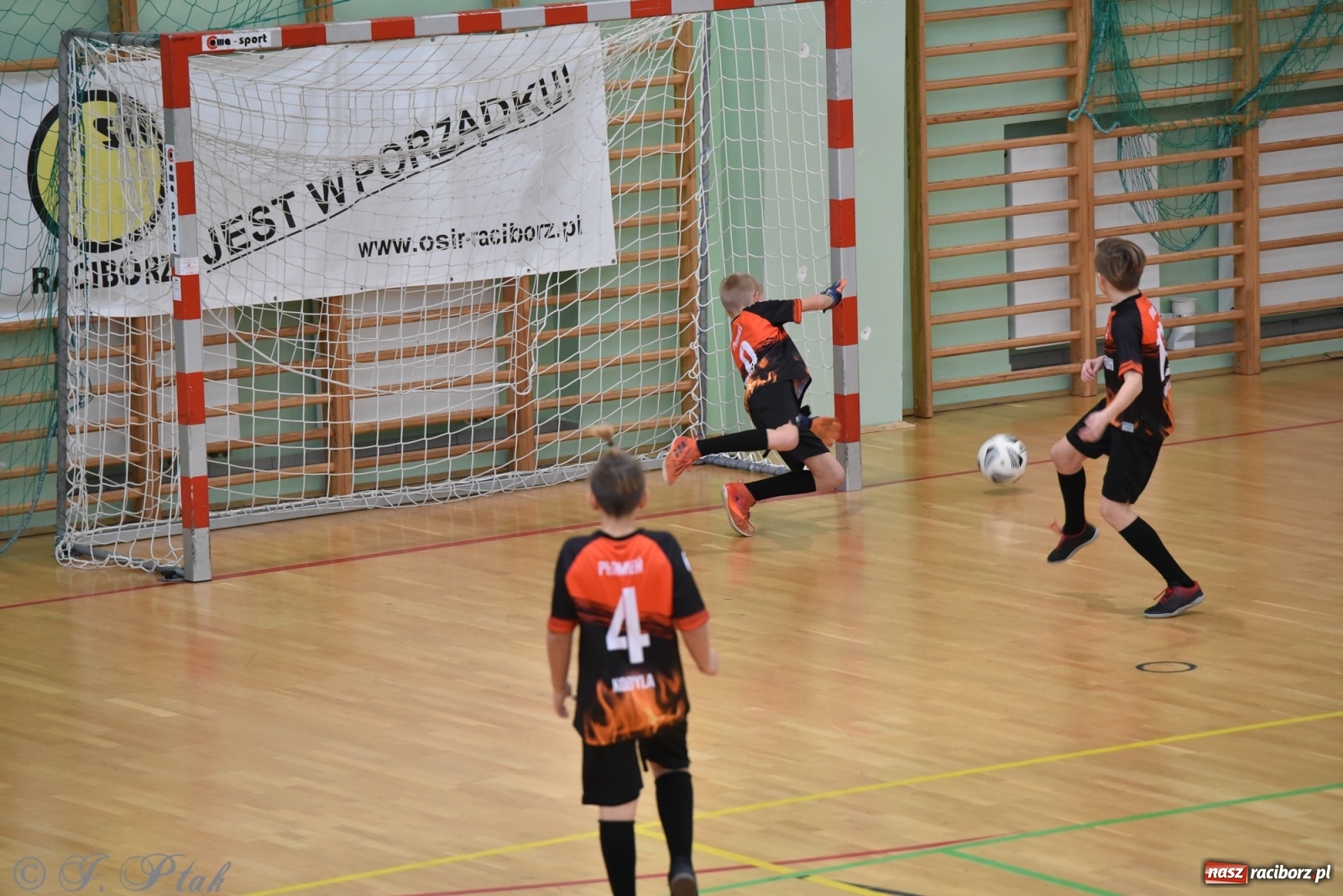 Zdjęcie w galerii na portalu naszraciborz.pl: Halowy turniej o puchar prezesa LKS 07 Markowice [FOTO] wiadomości z regionu