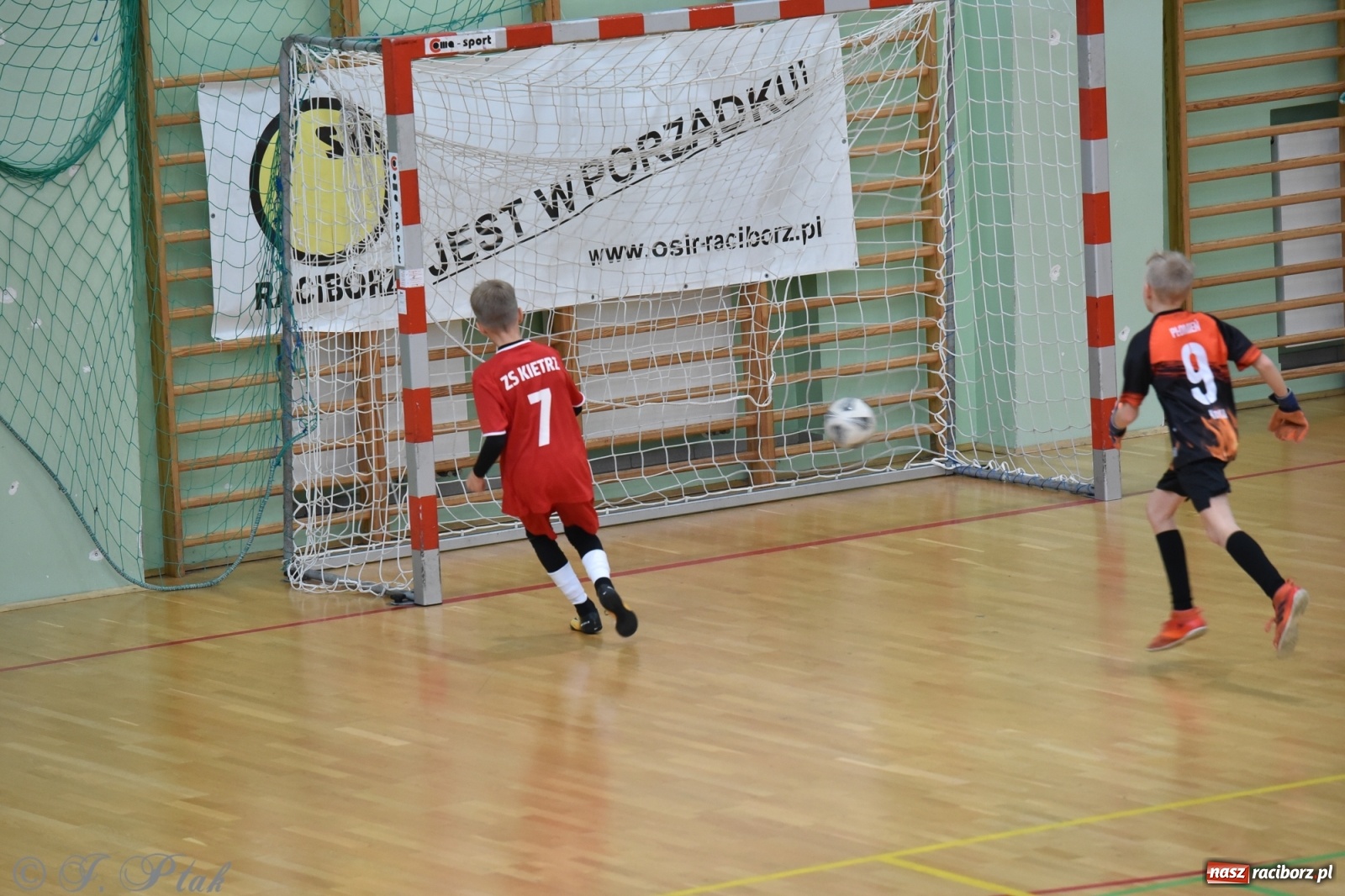 Zdjęcie w galerii na portalu naszraciborz.pl: Halowy turniej o puchar prezesa LKS 07 Markowice [FOTO] wiadomości z regionu
