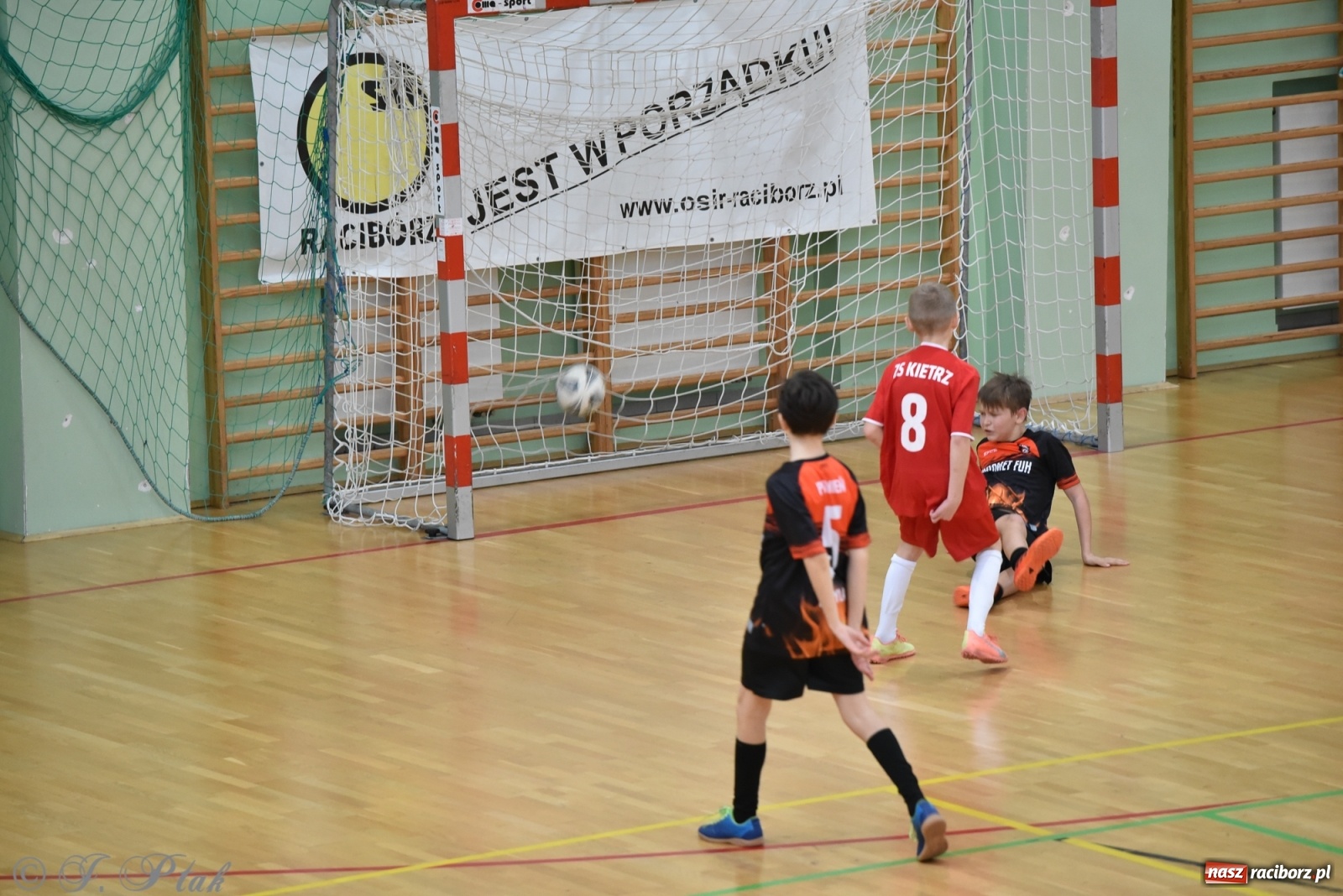 Zdjęcie w galerii na portalu naszraciborz.pl: Halowy turniej o puchar prezesa LKS 07 Markowice [FOTO] wiadomości z regionu