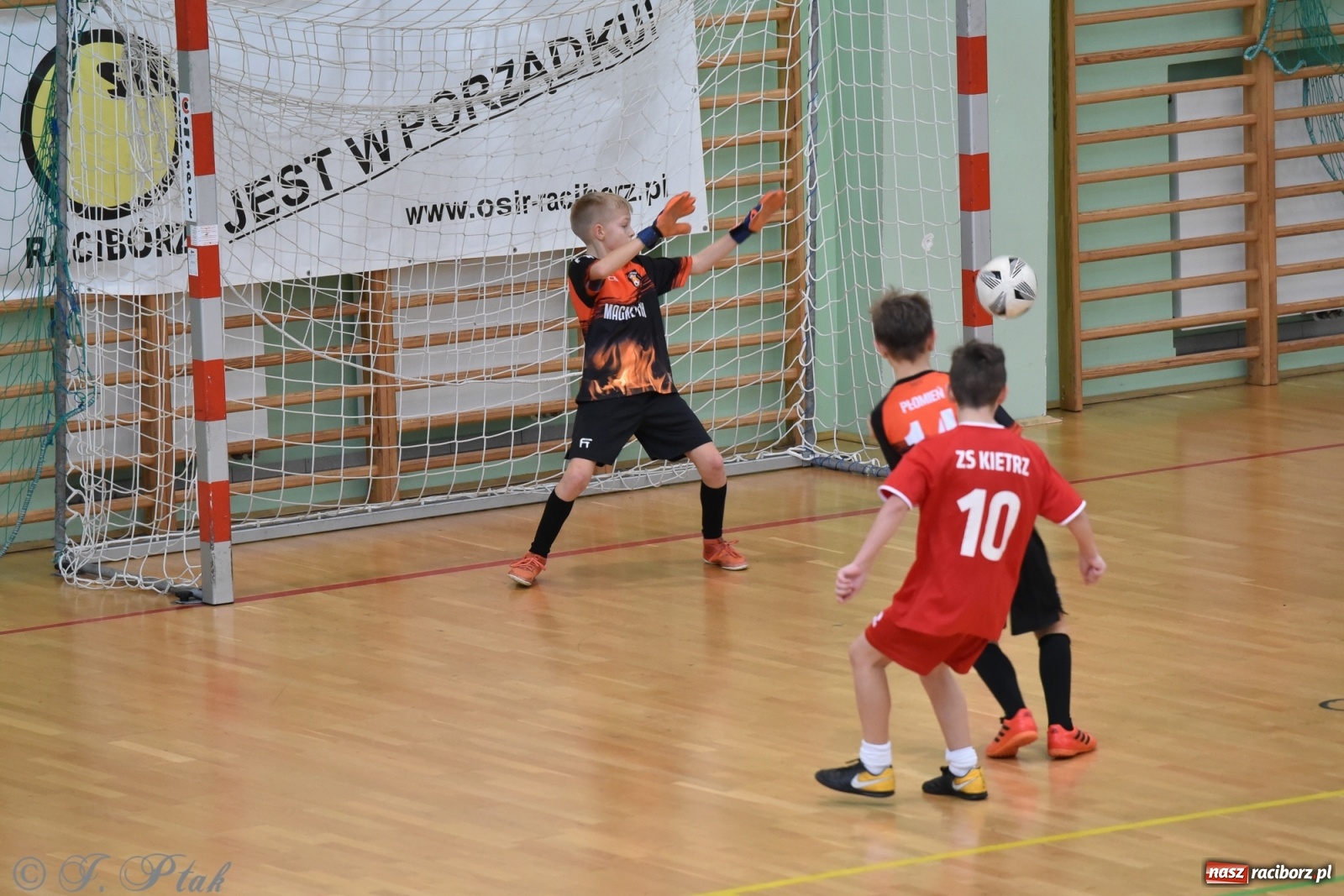 Zdjęcie w galerii na portalu naszraciborz.pl: Halowy turniej o puchar prezesa LKS 07 Markowice [FOTO] wiadomości z regionu