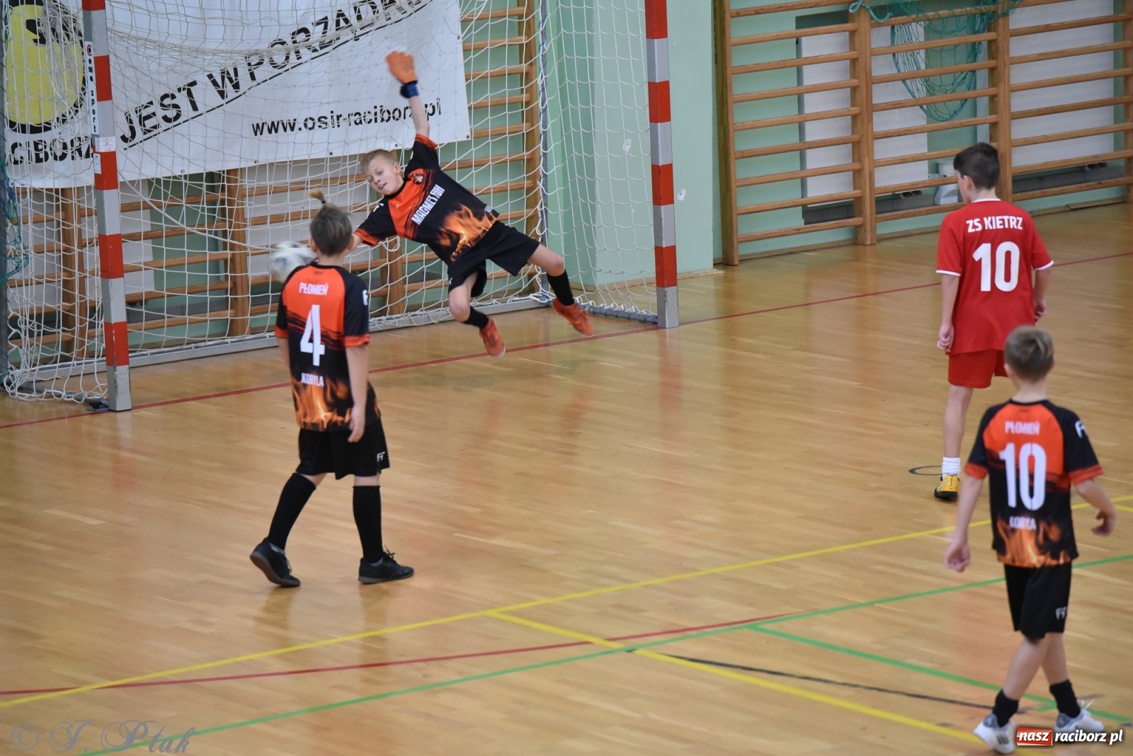 Zdjęcie w galerii na portalu naszraciborz.pl: Halowy turniej o puchar prezesa LKS 07 Markowice [FOTO] wiadomości z regionu