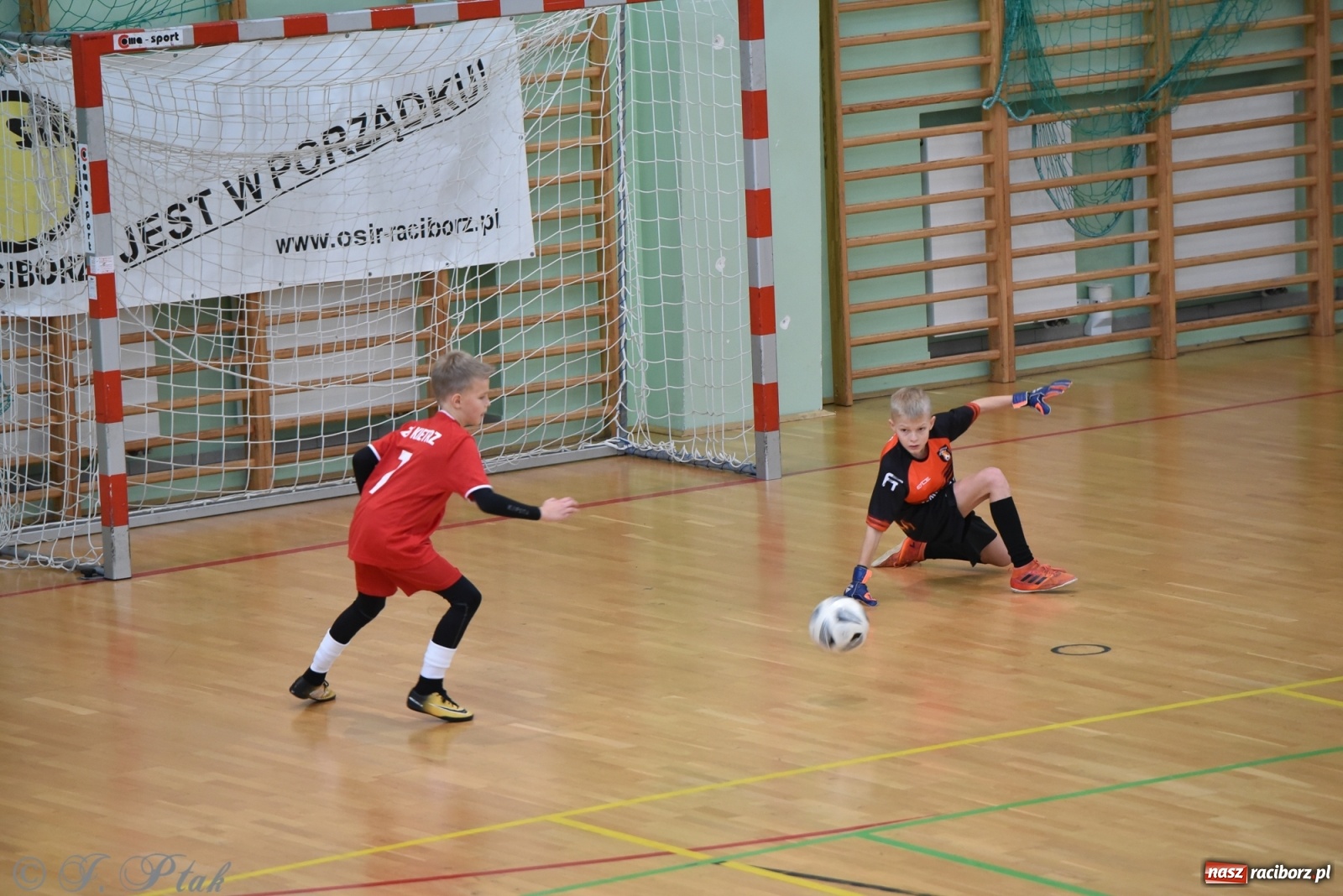 Zdjęcie w galerii na portalu naszraciborz.pl: Halowy turniej o puchar prezesa LKS 07 Markowice [FOTO] wiadomości z regionu