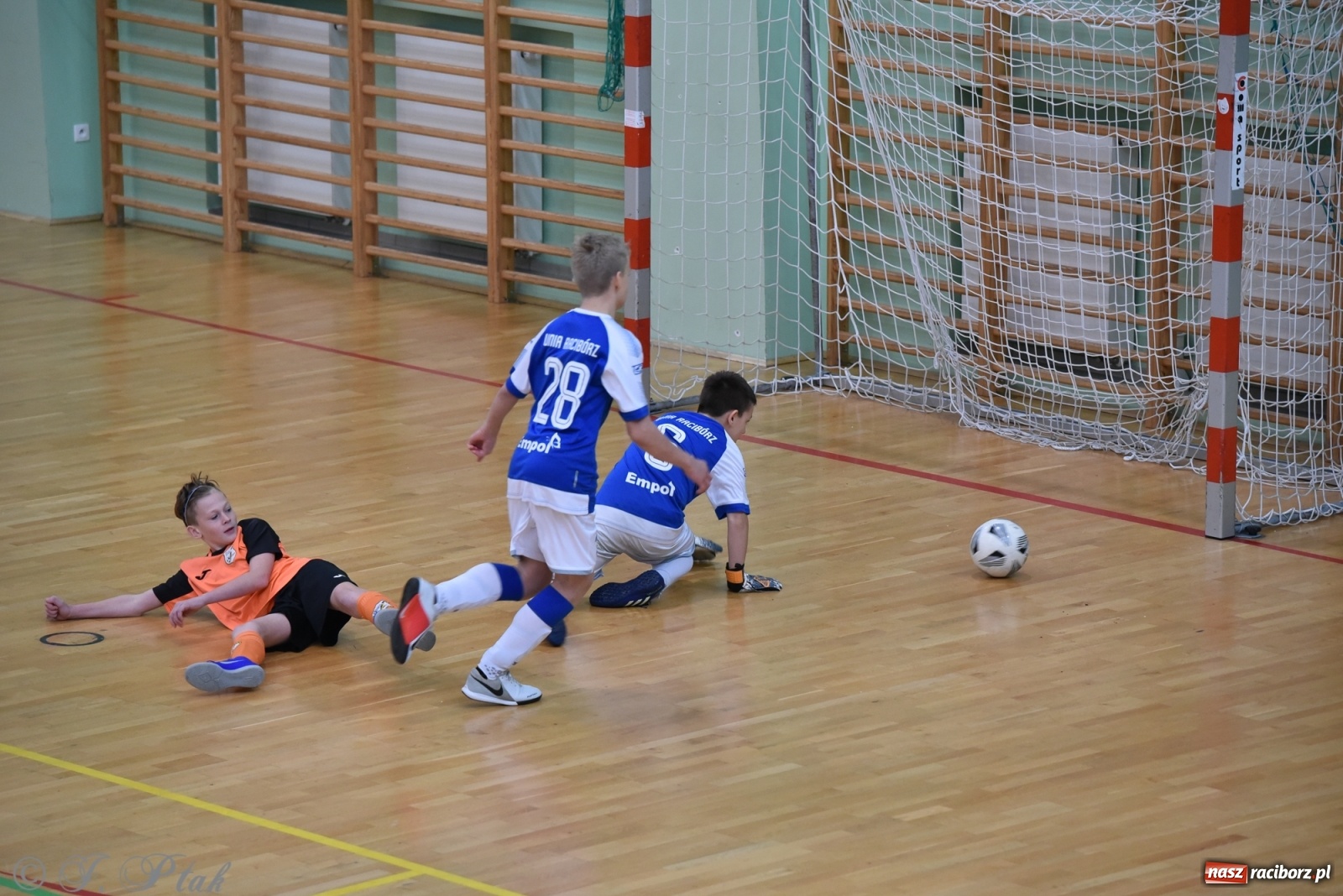 Zdjęcie w galerii na portalu naszraciborz.pl: Halowy turniej o puchar prezesa LKS 07 Markowice [FOTO] wiadomości z regionu
