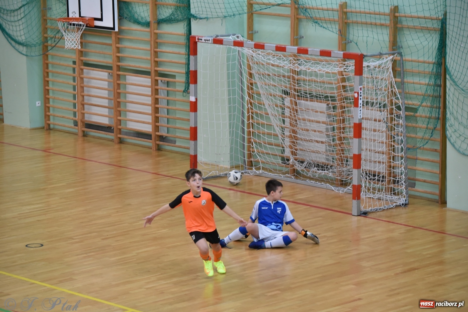 Zdjęcie w galerii na portalu naszraciborz.pl: Halowy turniej o puchar prezesa LKS 07 Markowice [FOTO] wiadomości z regionu