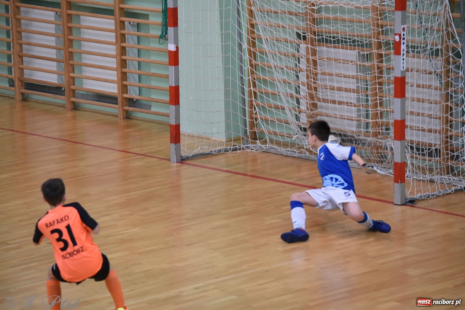 Zdjęcie w galerii na portalu naszraciborz.pl: Halowy turniej o puchar prezesa LKS 07 Markowice [FOTO] wiadomości z regionu