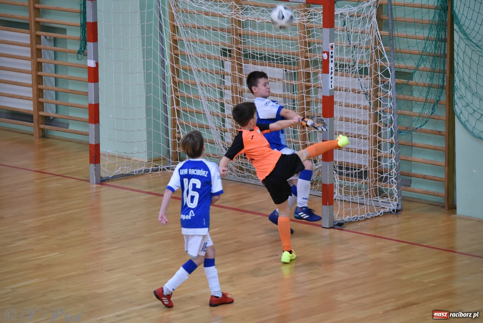 Zdjęcie w galerii na portalu naszraciborz.pl: Halowy turniej o puchar prezesa LKS 07 Markowice [FOTO] wiadomości z regionu