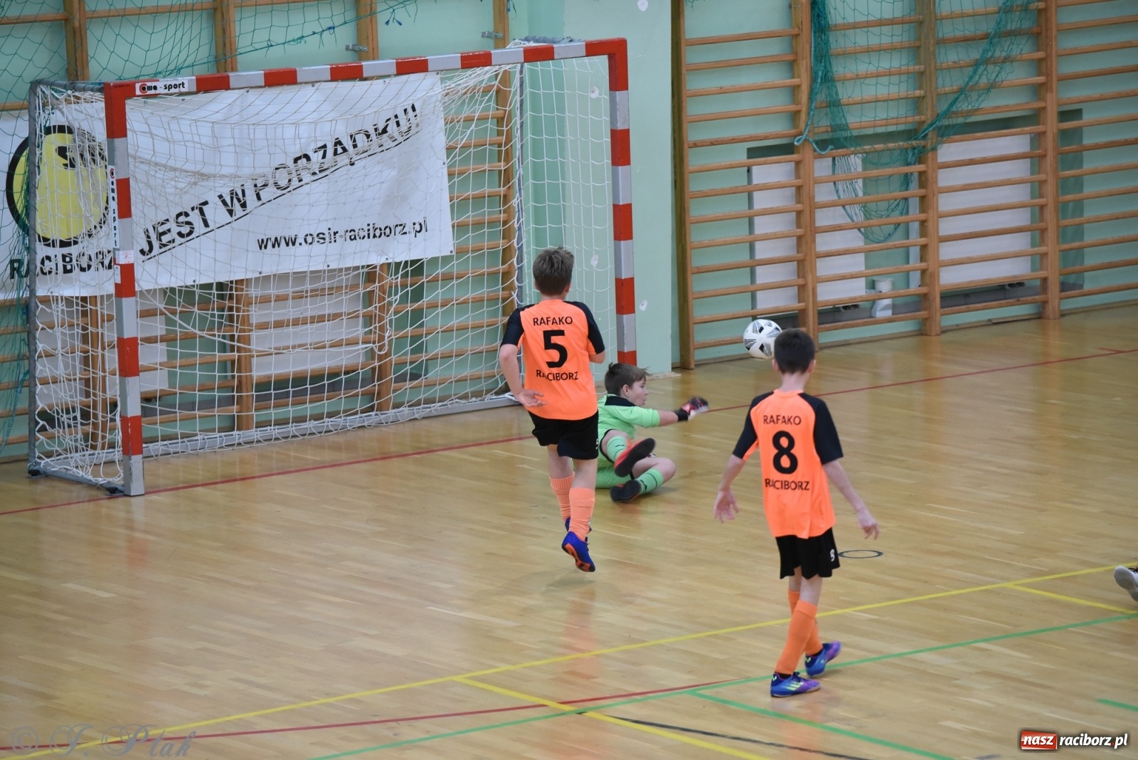 Zdjęcie w galerii na portalu naszraciborz.pl: Halowy turniej o puchar prezesa LKS 07 Markowice [FOTO] wiadomości z regionu