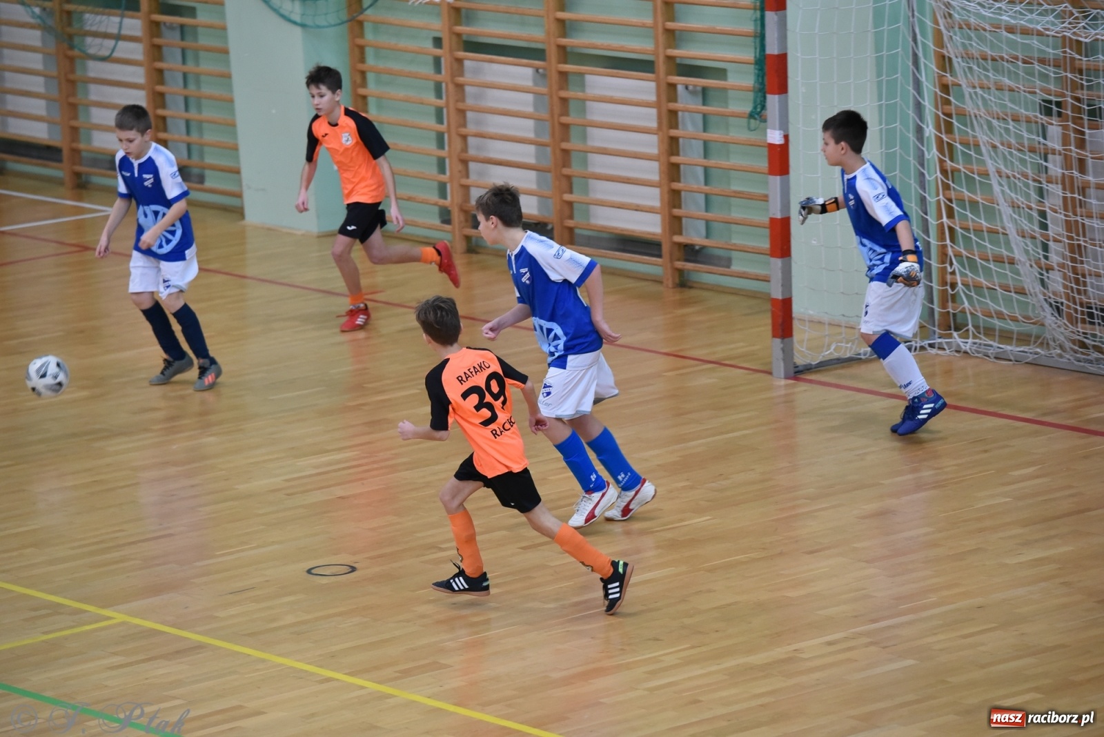 Zdjęcie w galerii na portalu naszraciborz.pl: Halowy turniej o puchar prezesa LKS 07 Markowice [FOTO] wiadomości z regionu