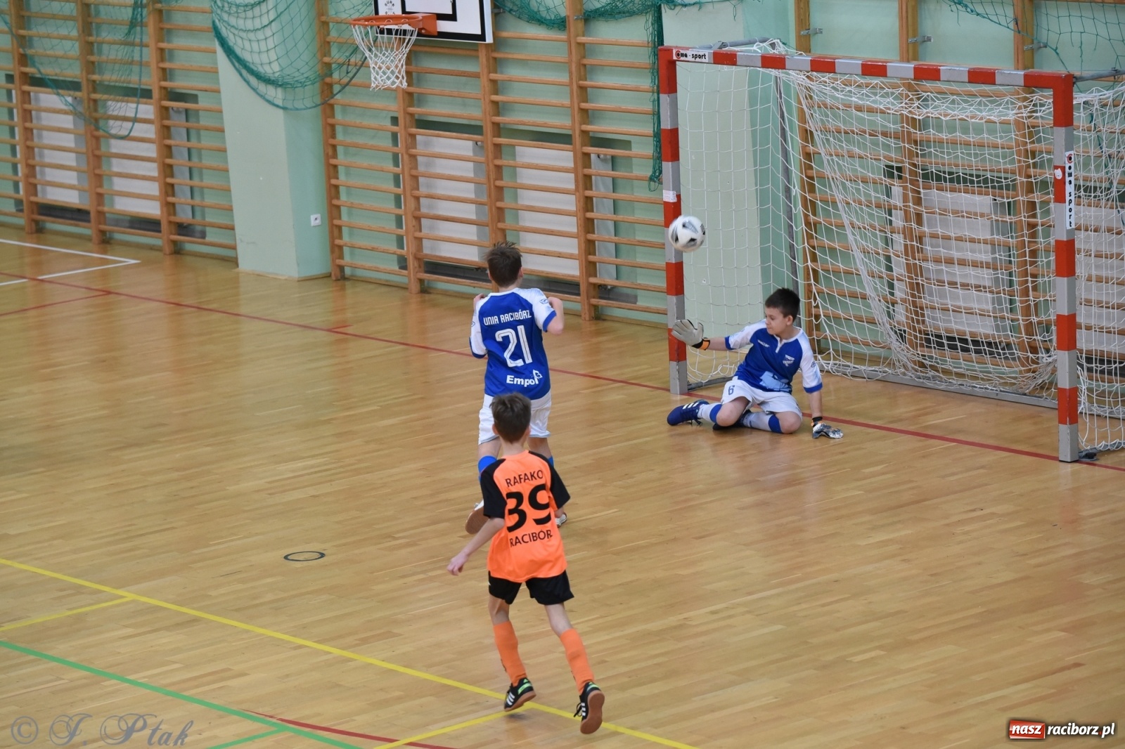 Zdjęcie w galerii na portalu naszraciborz.pl: Halowy turniej o puchar prezesa LKS 07 Markowice [FOTO] wiadomości z regionu