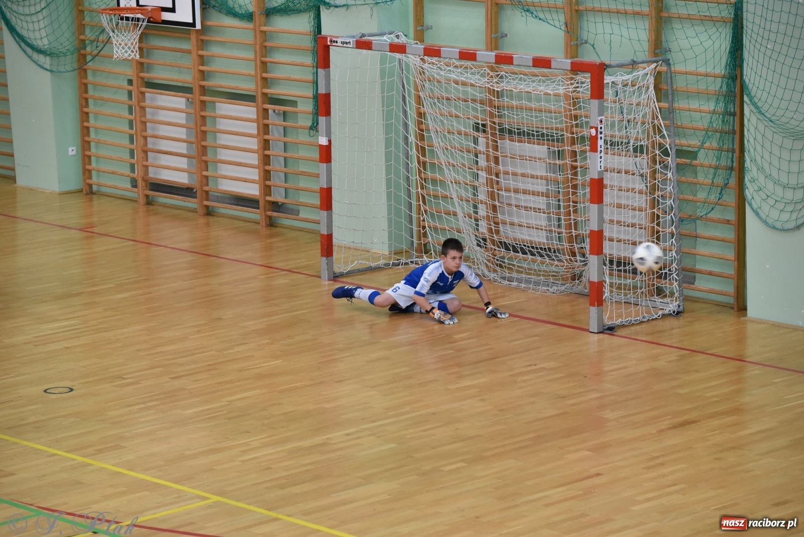 Zdjęcie w galerii na portalu naszraciborz.pl: Halowy turniej o puchar prezesa LKS 07 Markowice [FOTO] wiadomości z regionu