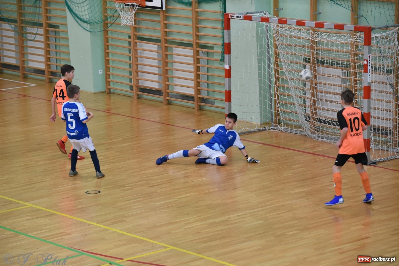 Zdjęcie w galerii na portalu naszraciborz.pl: Halowy turniej o puchar prezesa LKS 07 Markowice [FOTO] wiadomości z regionu