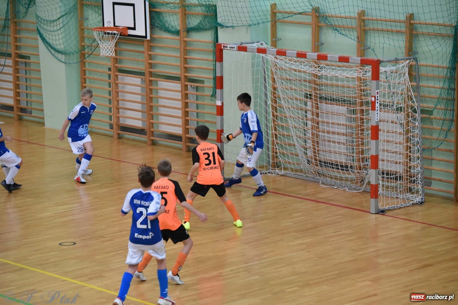 Zdjęcie w galerii na portalu naszraciborz.pl: Halowy turniej o puchar prezesa LKS 07 Markowice [FOTO] wiadomości z regionu