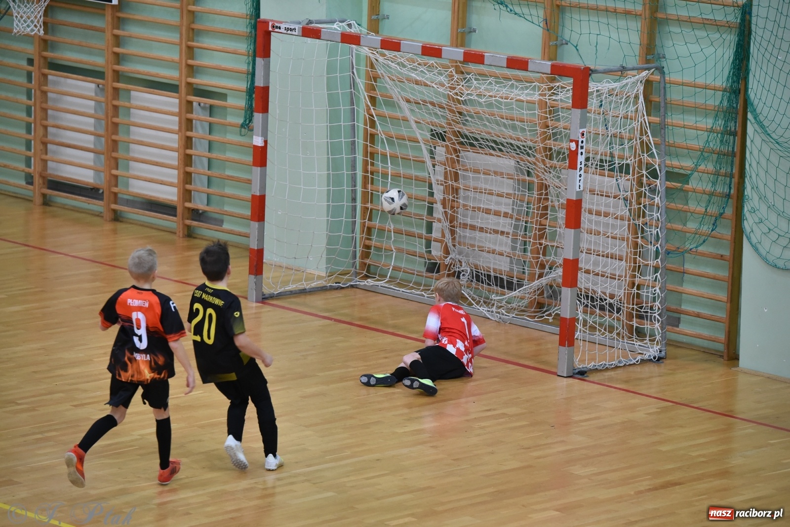 Zdjęcie w galerii na portalu naszraciborz.pl: Halowy turniej o puchar prezesa LKS 07 Markowice [FOTO] wiadomości z regionu