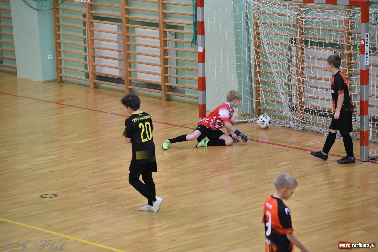 Zdjęcie w galerii na portalu naszraciborz.pl: Halowy turniej o puchar prezesa LKS 07 Markowice [FOTO] wiadomości z regionu