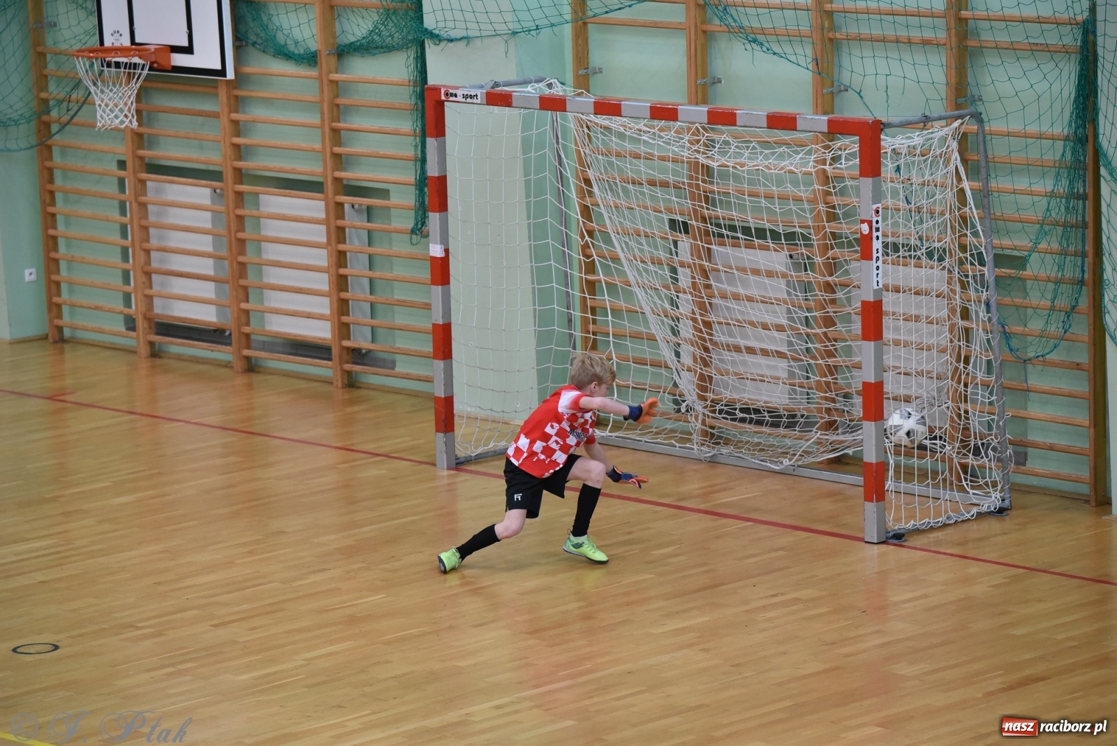 Zdjęcie w galerii na portalu naszraciborz.pl: Halowy turniej o puchar prezesa LKS 07 Markowice [FOTO] wiadomości z regionu