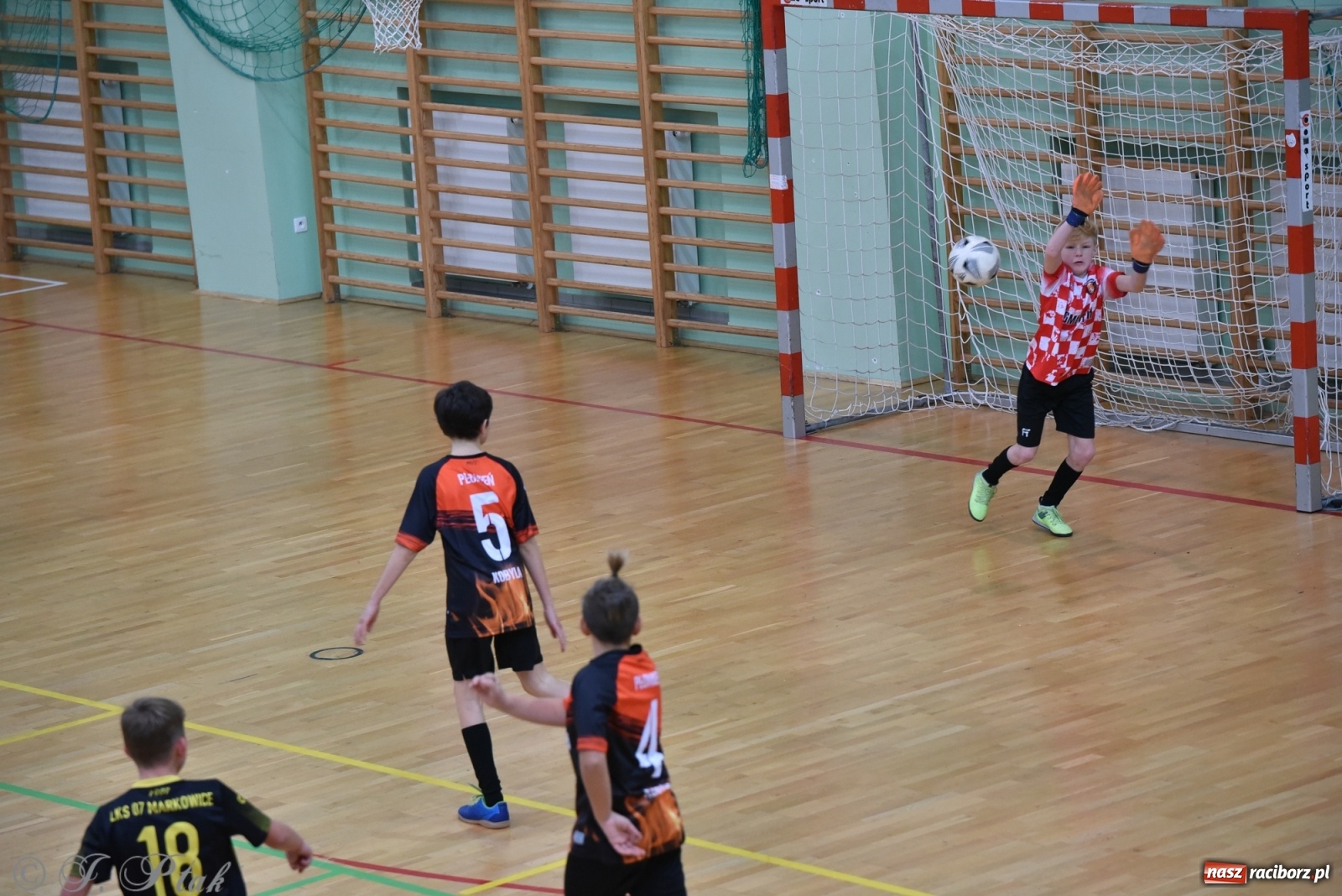 Zdjęcie w galerii na portalu naszraciborz.pl: Halowy turniej o puchar prezesa LKS 07 Markowice [FOTO] wiadomości z regionu