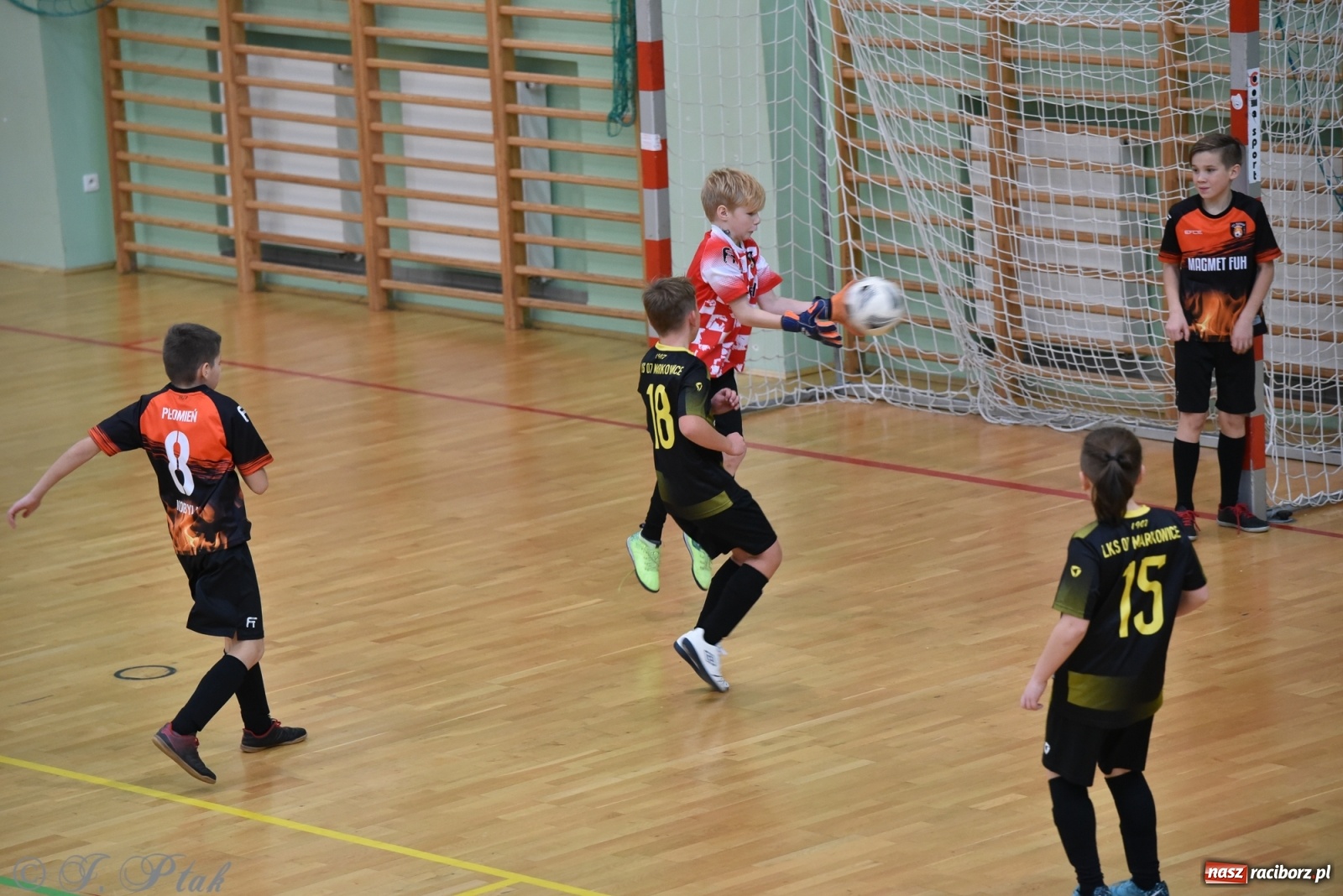 Zdjęcie w galerii na portalu naszraciborz.pl: Halowy turniej o puchar prezesa LKS 07 Markowice [FOTO] wiadomości z regionu