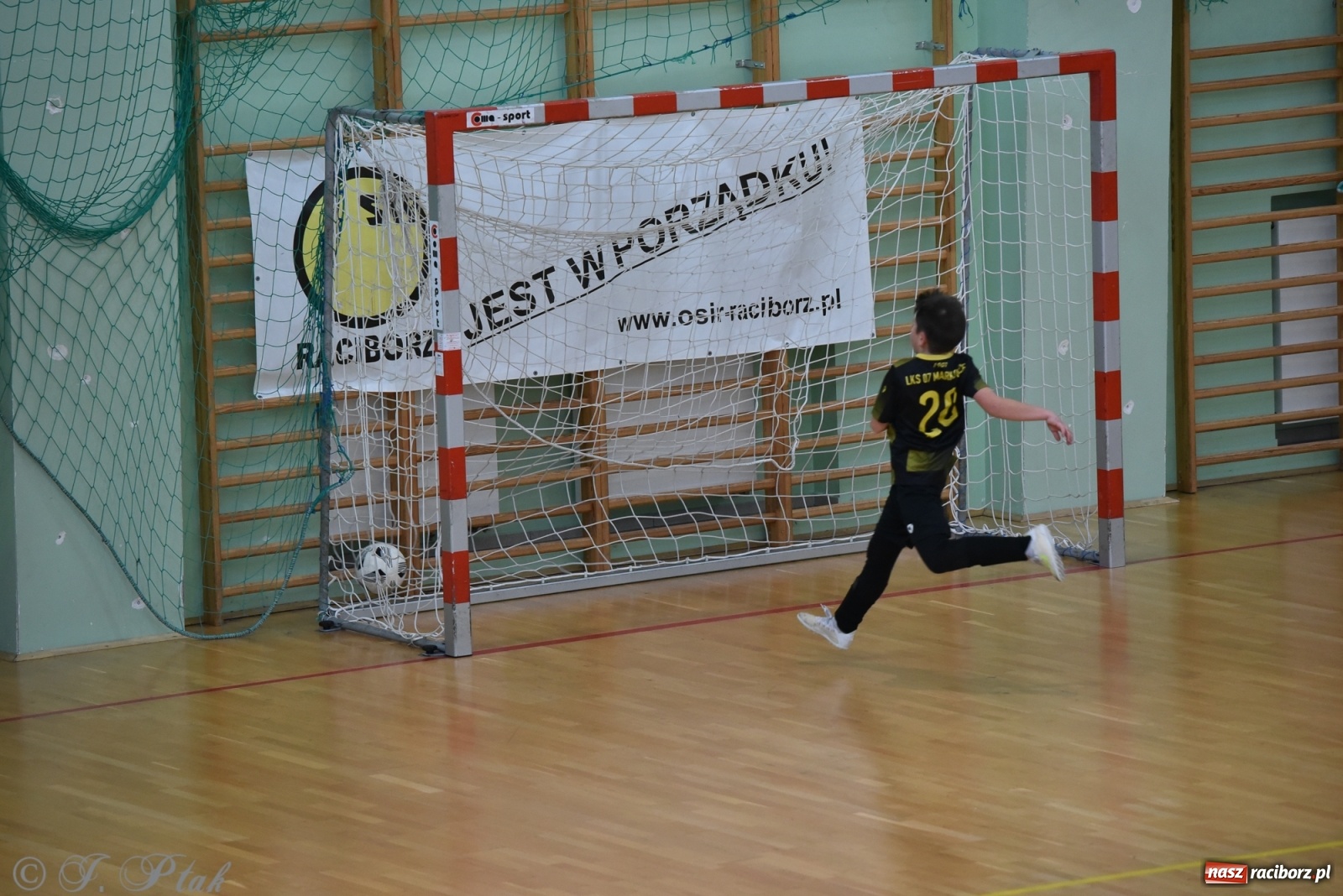 Zdjęcie w galerii na portalu naszraciborz.pl: Halowy turniej o puchar prezesa LKS 07 Markowice [FOTO] wiadomości z regionu