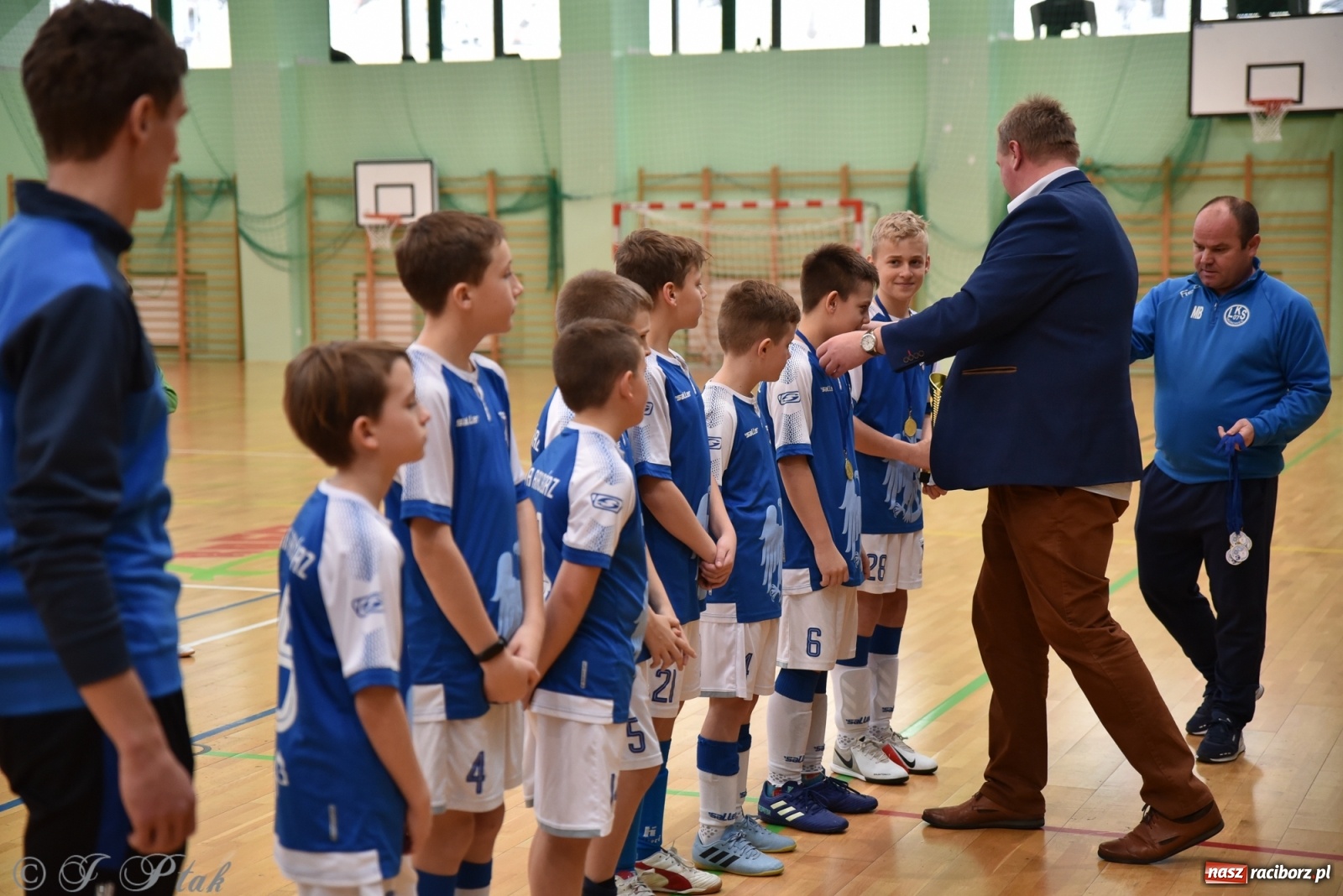 Zdjęcie w galerii na portalu naszraciborz.pl: Halowy turniej o puchar prezesa LKS 07 Markowice [FOTO] wiadomości z regionu