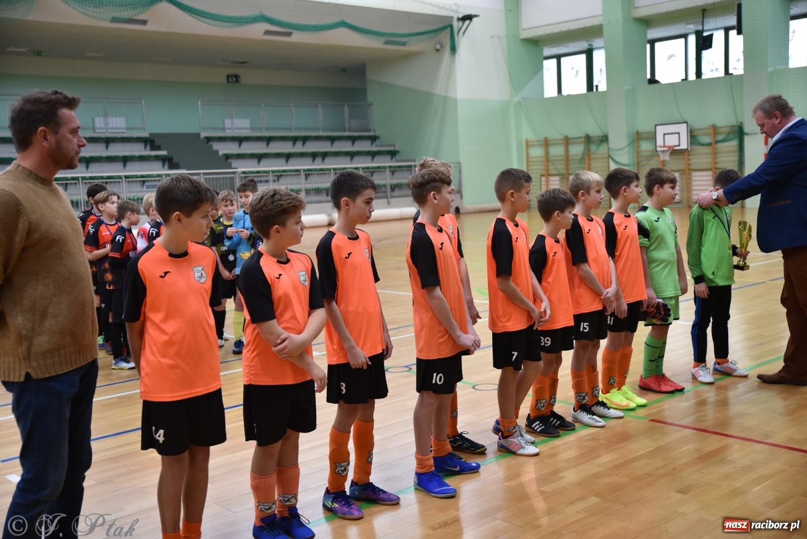 Zdjęcie w galerii na portalu naszraciborz.pl: Halowy turniej o puchar prezesa LKS 07 Markowice [FOTO] wiadomości z regionu