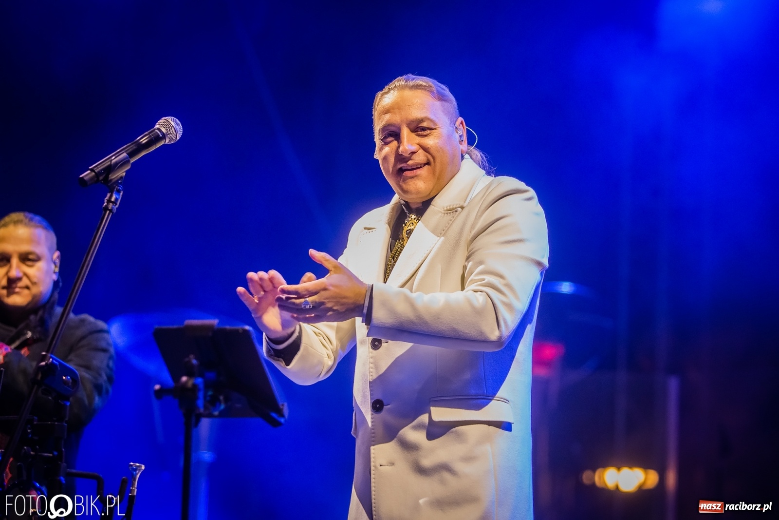 Zdjęcie w galerii na portalu naszraciborz.pl: Golec uOrkiestra rozgrzała publiczność na jarmarku [FOTO i WIDEO] wiadomości z regionu