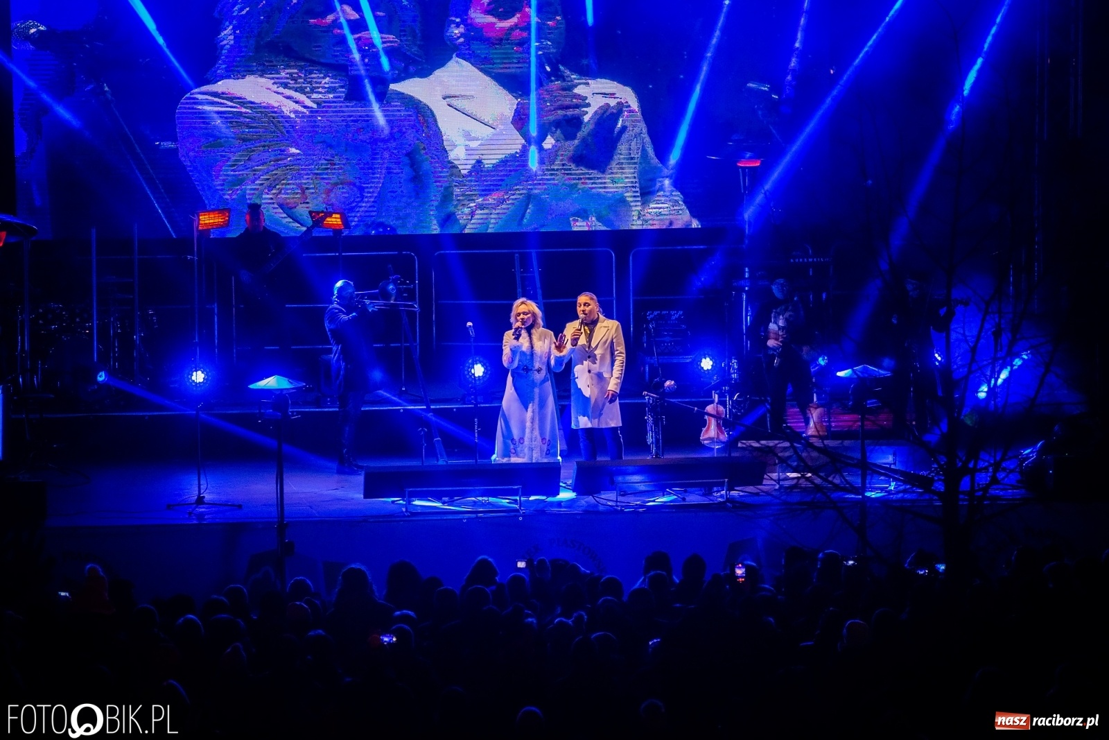 Zdjęcie w galerii na portalu naszraciborz.pl: Golec uOrkiestra rozgrzała publiczność na jarmarku [FOTO i WIDEO] wiadomości z regionu