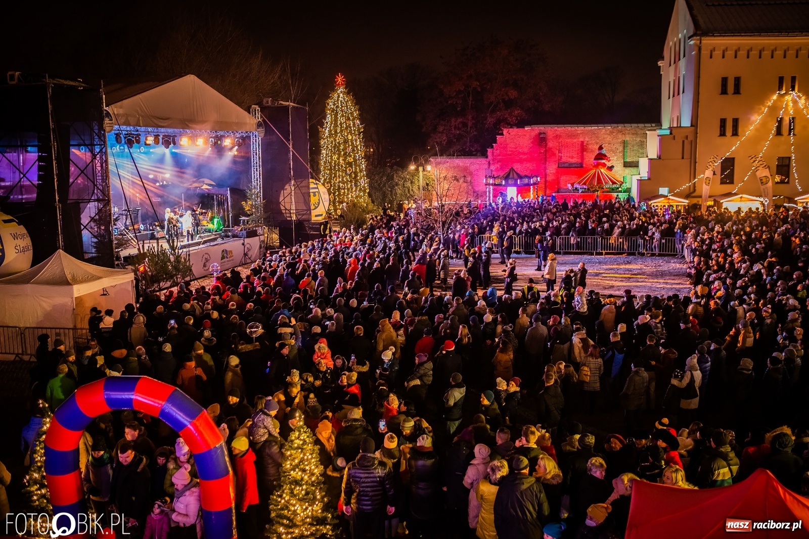 Zdjęcie w galerii na portalu naszraciborz.pl: Golec uOrkiestra rozgrzała publiczność na jarmarku [FOTO i WIDEO] wiadomości z regionu
