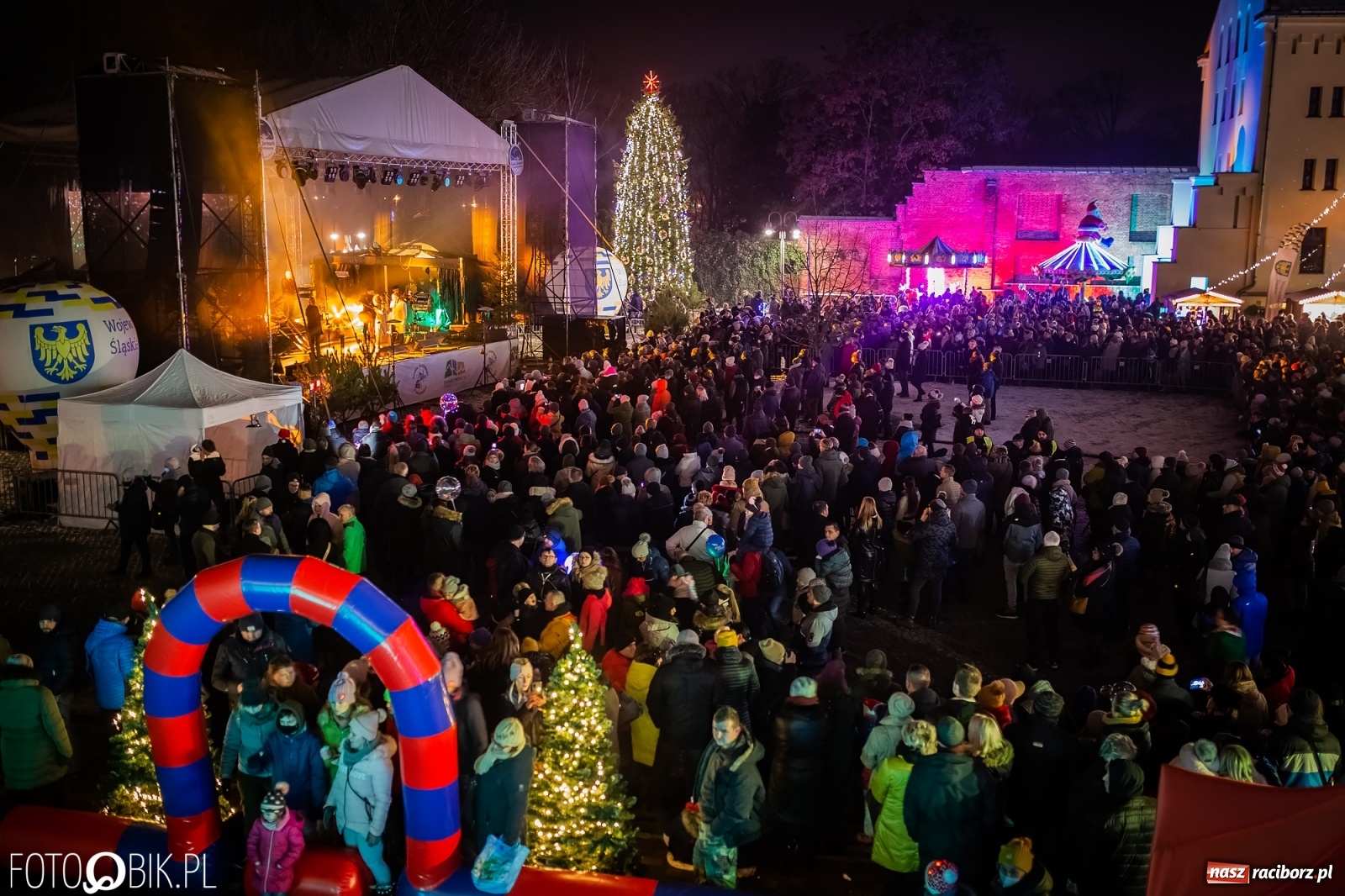 Zdjęcie w galerii na portalu naszraciborz.pl: Golec uOrkiestra rozgrzała publiczność na jarmarku [FOTO i WIDEO] wiadomości z regionu