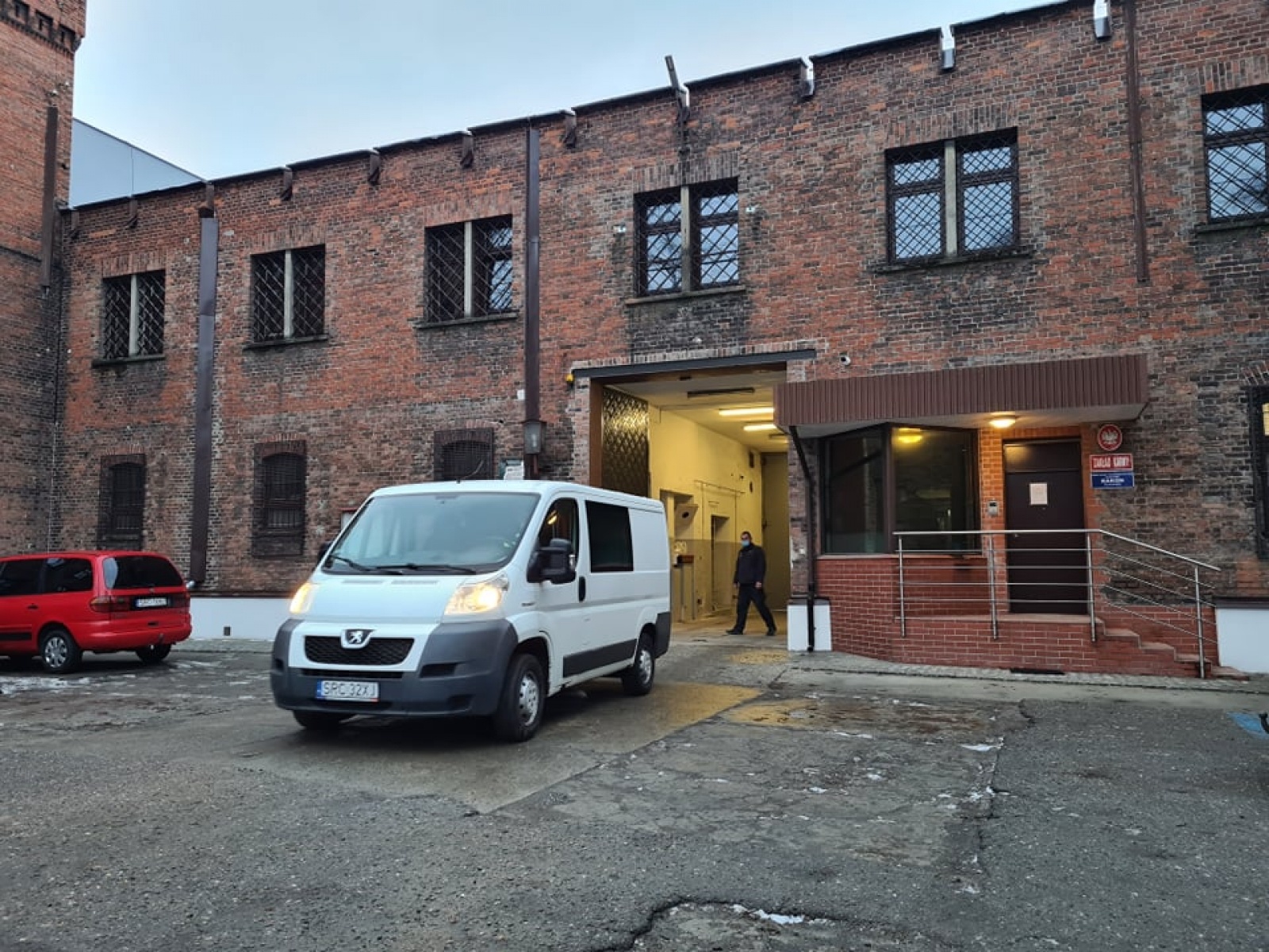 Zdjęcie w galerii na portalu naszraciborz.pl: Zza więziennych murów do OSP Samborowice wiadomości z regionu