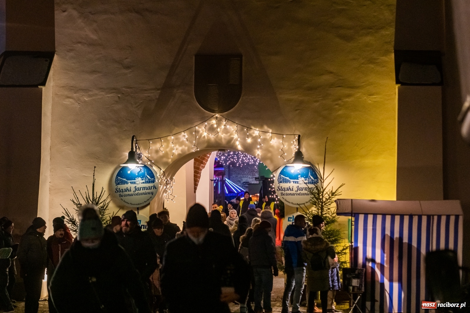 Zdjęcie w galerii na portalu naszraciborz.pl: Chóralne śpiewy i góralskie rytmy - niedziela na zamkowym jarmarku [FOTO i WIDEO] wiadomości z regionu