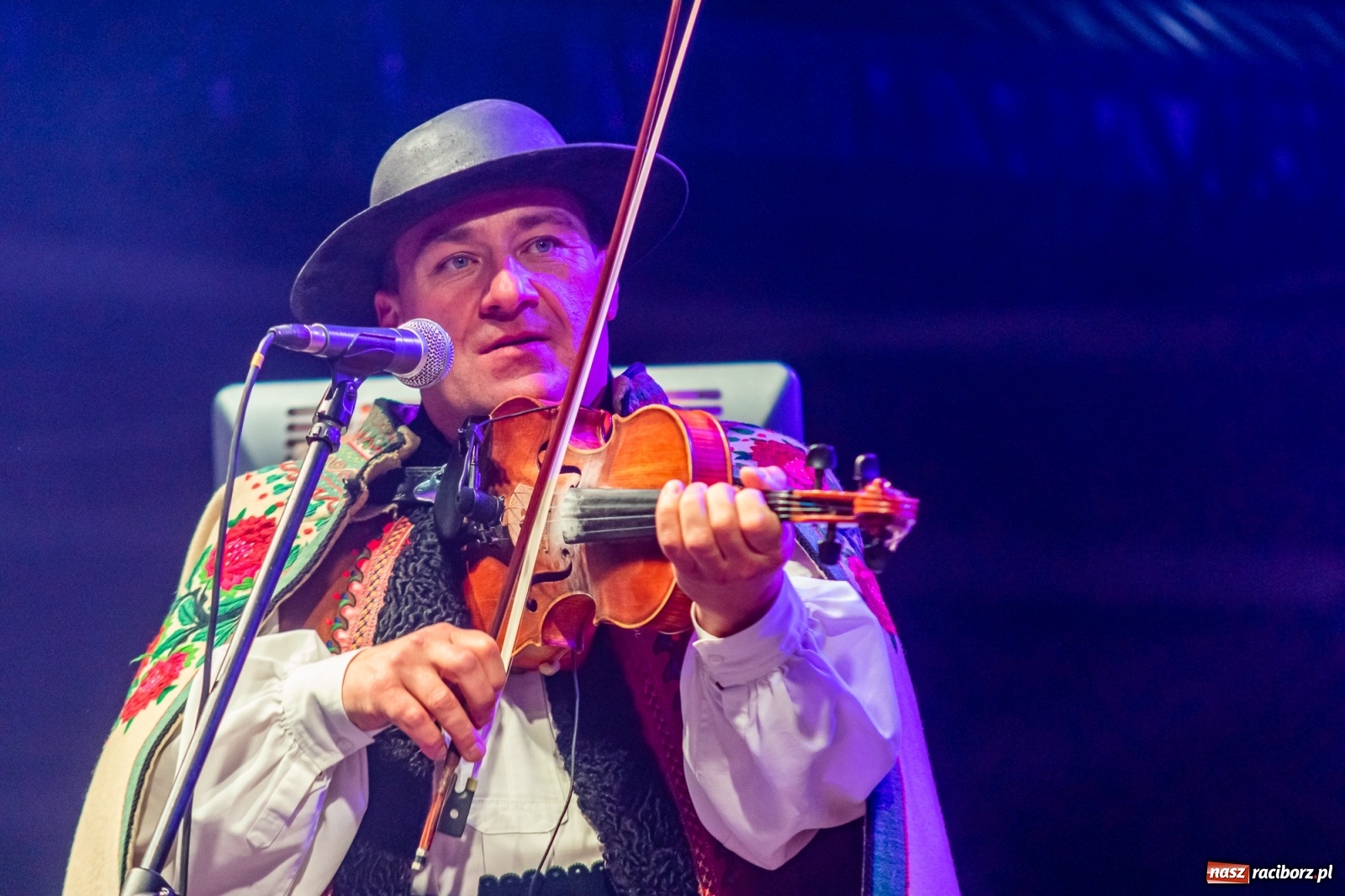 Zdjęcie w galerii na portalu naszraciborz.pl: Chóralne śpiewy i góralskie rytmy - niedziela na zamkowym jarmarku [FOTO i WIDEO] wiadomości z regionu