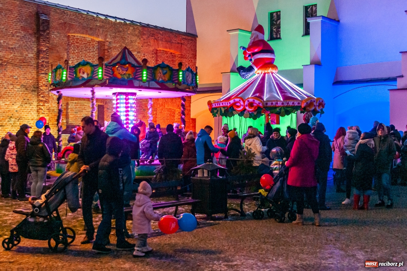 Zdjęcie w galerii na portalu naszraciborz.pl: Chóralne śpiewy i góralskie rytmy - niedziela na zamkowym jarmarku [FOTO i WIDEO] wiadomości z regionu