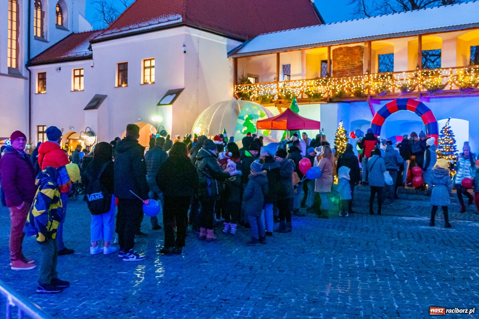 Zdjęcie w galerii na portalu naszraciborz.pl: Chóralne śpiewy i góralskie rytmy - niedziela na zamkowym jarmarku [FOTO i WIDEO] wiadomości z regionu