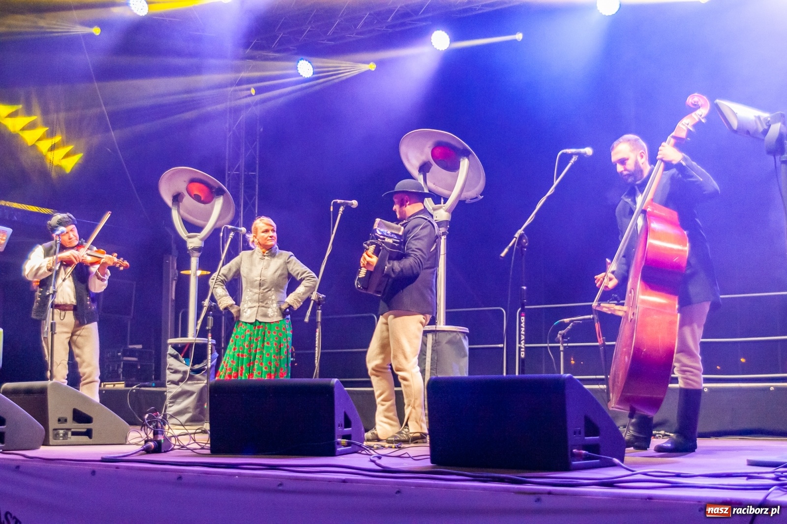Zdjęcie w galerii na portalu naszraciborz.pl: Chóralne śpiewy i góralskie rytmy - niedziela na zamkowym jarmarku [FOTO i WIDEO] wiadomości z regionu