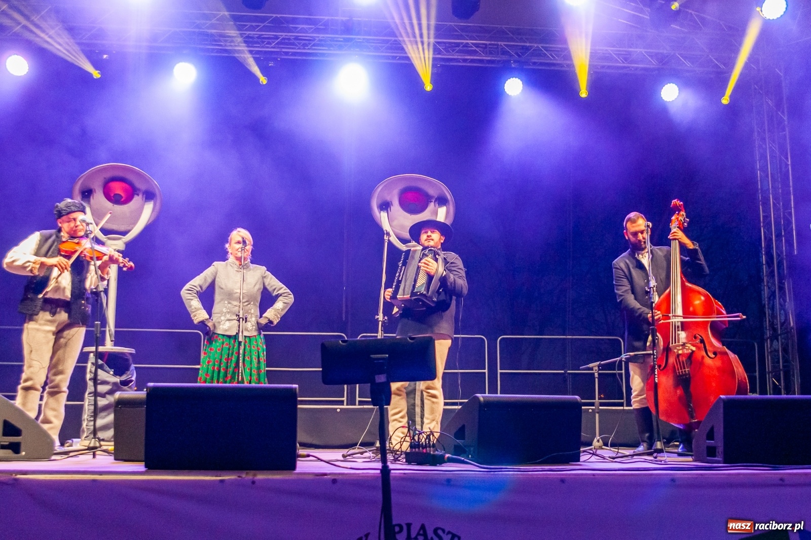 Zdjęcie w galerii na portalu naszraciborz.pl: Chóralne śpiewy i góralskie rytmy - niedziela na zamkowym jarmarku [FOTO i WIDEO] wiadomości z regionu