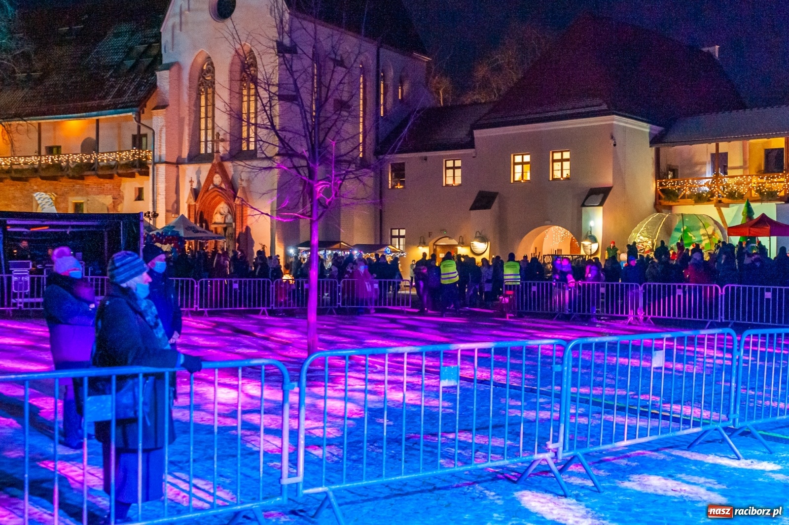 Zdjęcie w galerii na portalu naszraciborz.pl: Chóralne śpiewy i góralskie rytmy - niedziela na zamkowym jarmarku [FOTO i WIDEO] wiadomości z regionu
