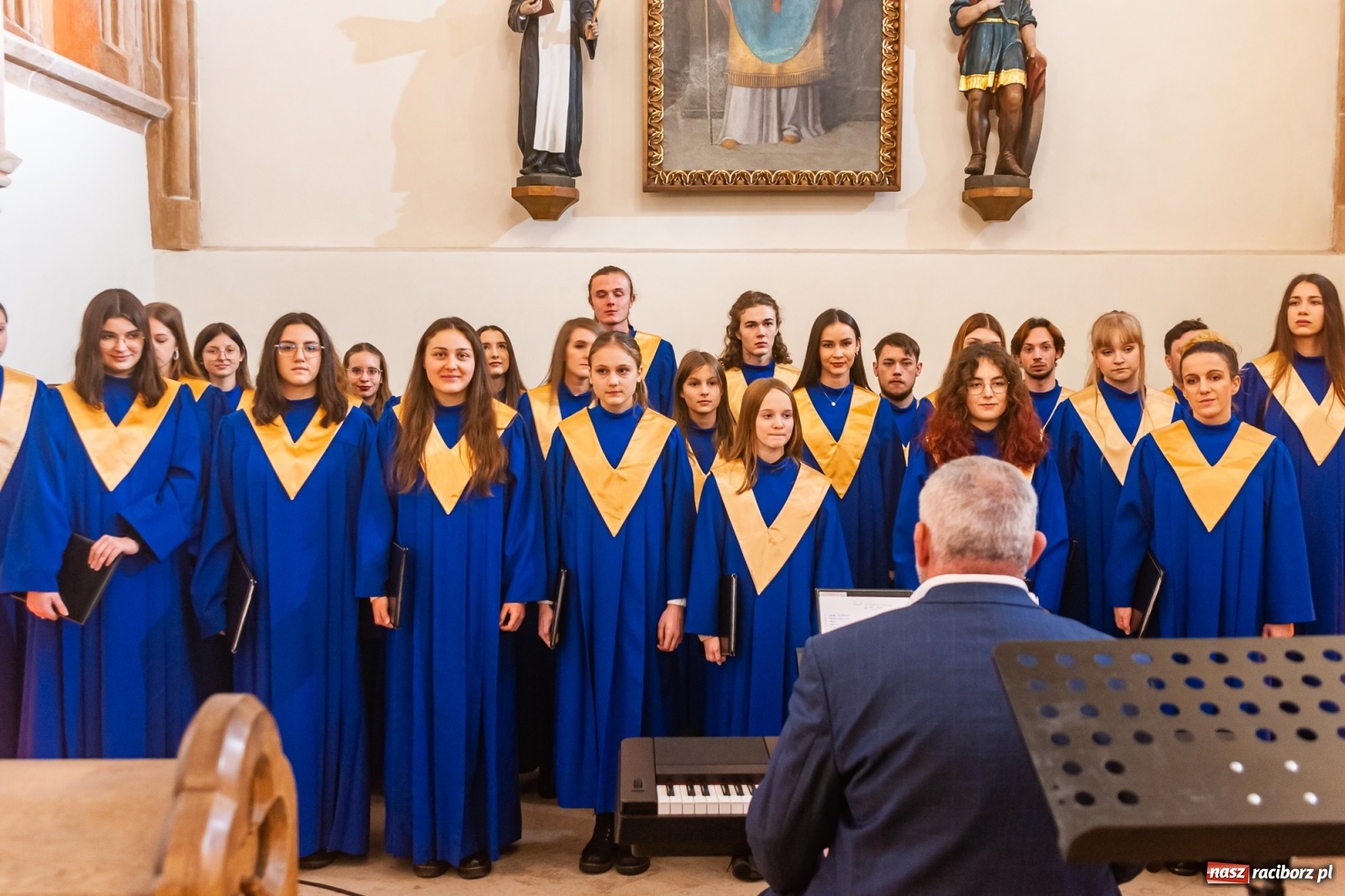 Zdjęcie w galerii na portalu naszraciborz.pl: Chóralne śpiewy i góralskie rytmy - niedziela na zamkowym jarmarku [FOTO i WIDEO] wiadomości z regionu