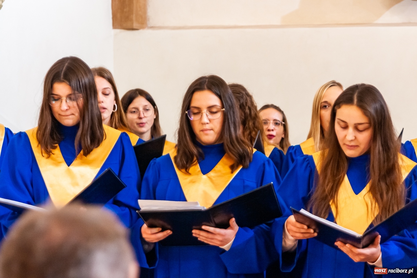 Zdjęcie w galerii na portalu naszraciborz.pl: Chóralne śpiewy i góralskie rytmy - niedziela na zamkowym jarmarku [FOTO i WIDEO] wiadomości z regionu