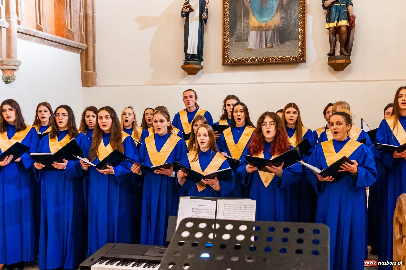 Zdjęcie w galerii na portalu naszraciborz.pl: Chóralne śpiewy i góralskie rytmy - niedziela na zamkowym jarmarku [FOTO i WIDEO] wiadomości z regionu