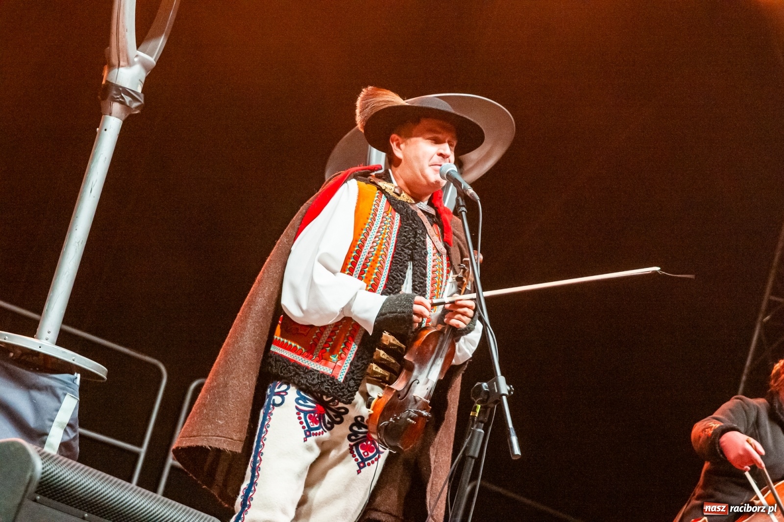 Zdjęcie w galerii na portalu naszraciborz.pl: Chóralne śpiewy i góralskie rytmy - niedziela na zamkowym jarmarku [FOTO i WIDEO] wiadomości z regionu