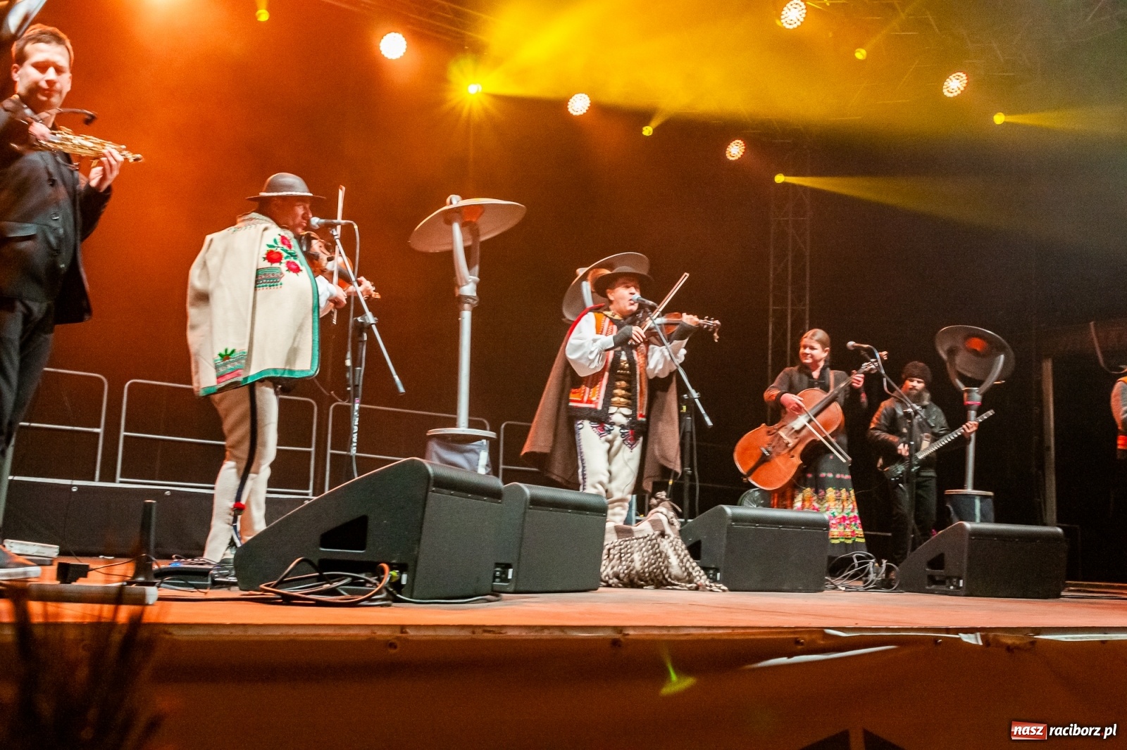 Zdjęcie w galerii na portalu naszraciborz.pl: Chóralne śpiewy i góralskie rytmy - niedziela na zamkowym jarmarku [FOTO i WIDEO] wiadomości z regionu