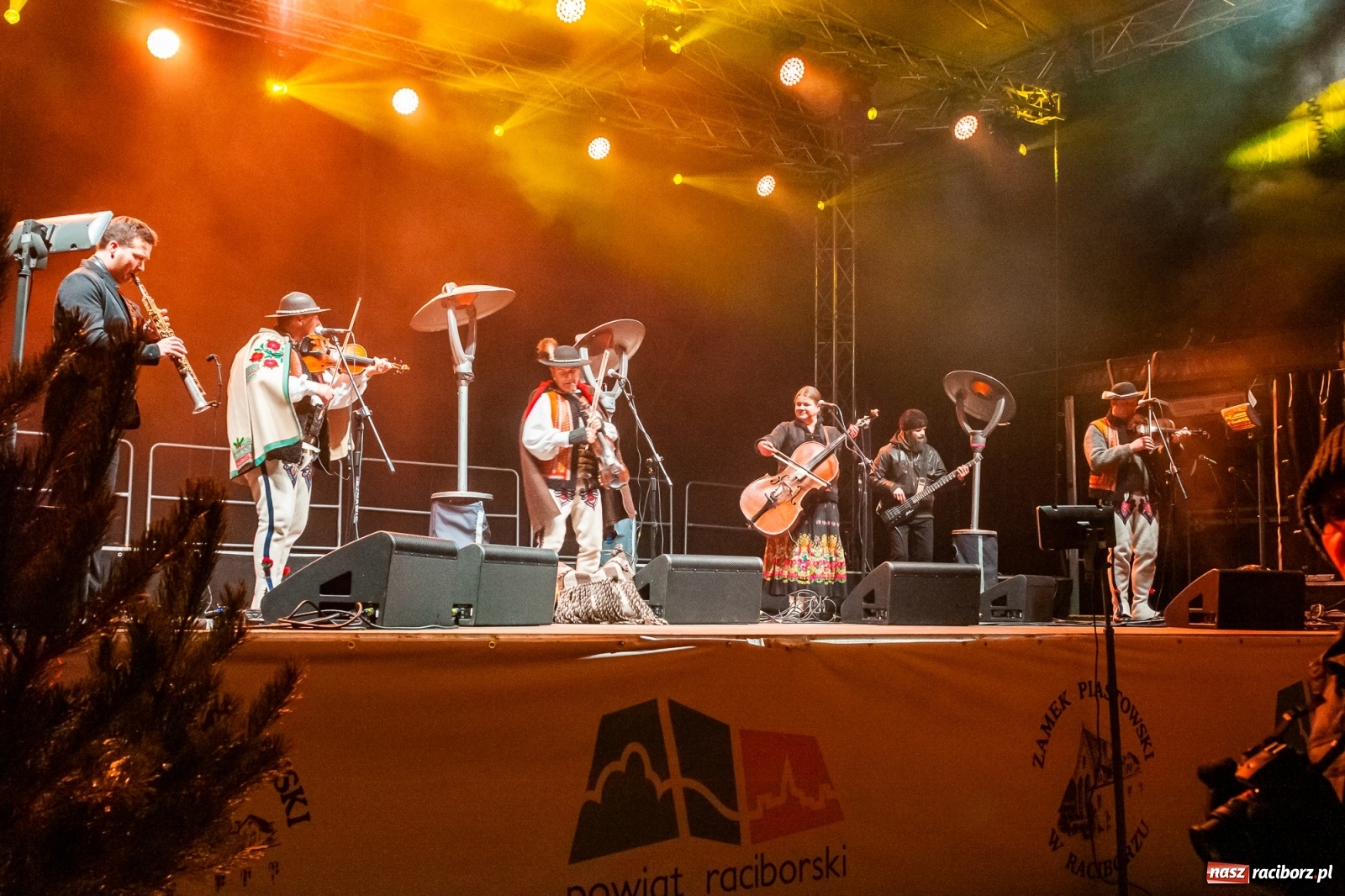 Zdjęcie w galerii na portalu naszraciborz.pl: Chóralne śpiewy i góralskie rytmy - niedziela na zamkowym jarmarku [FOTO i WIDEO] wiadomości z regionu