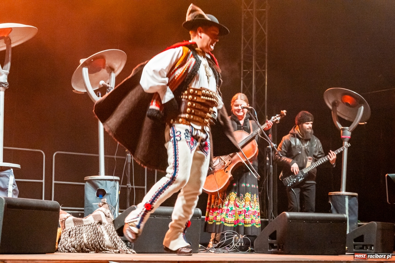 Zdjęcie w galerii na portalu naszraciborz.pl: Chóralne śpiewy i góralskie rytmy - niedziela na zamkowym jarmarku [FOTO i WIDEO] wiadomości z regionu